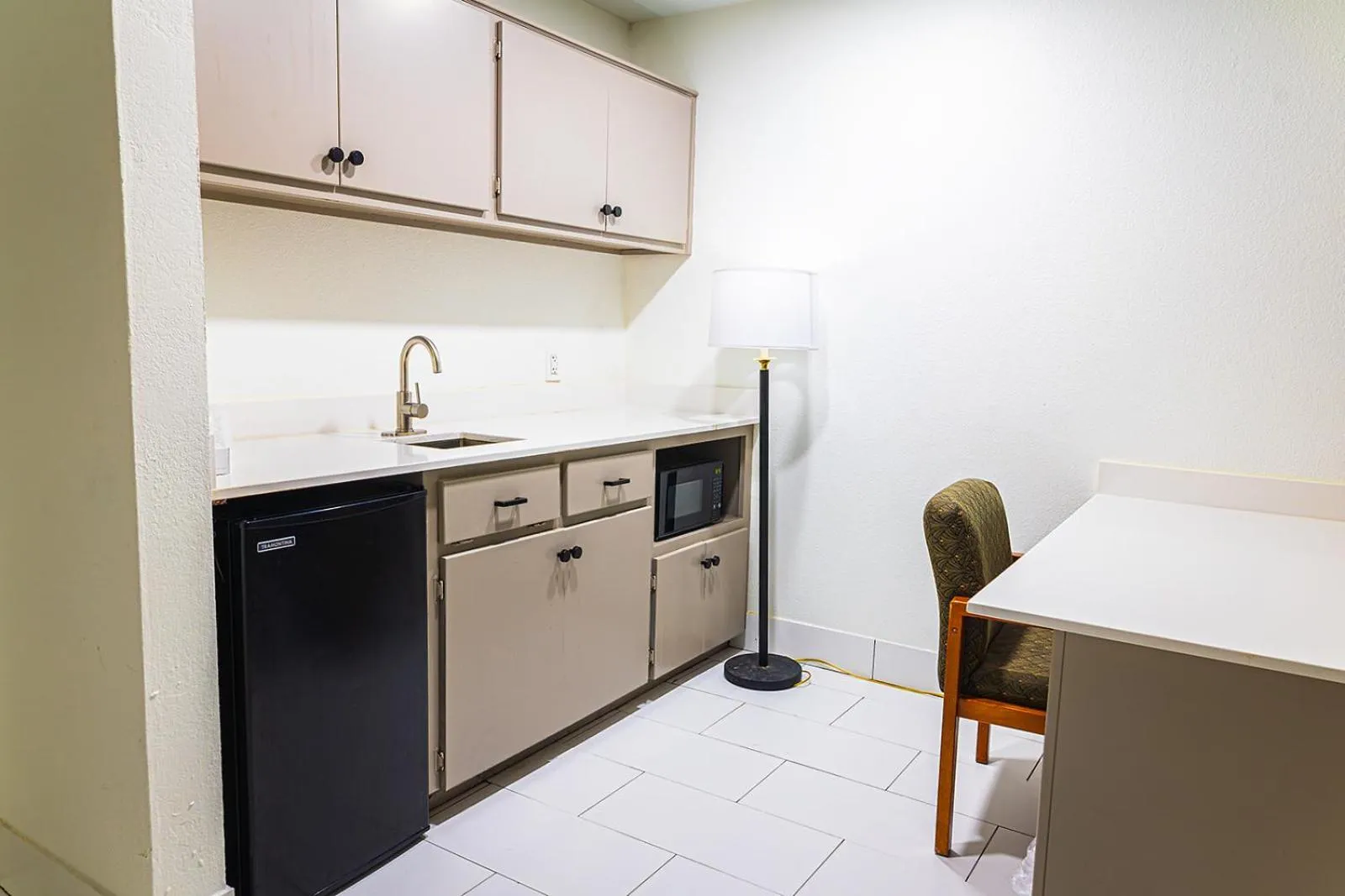 Kitchen or kitchenette in Baymont by Wyndham Port Wentworth