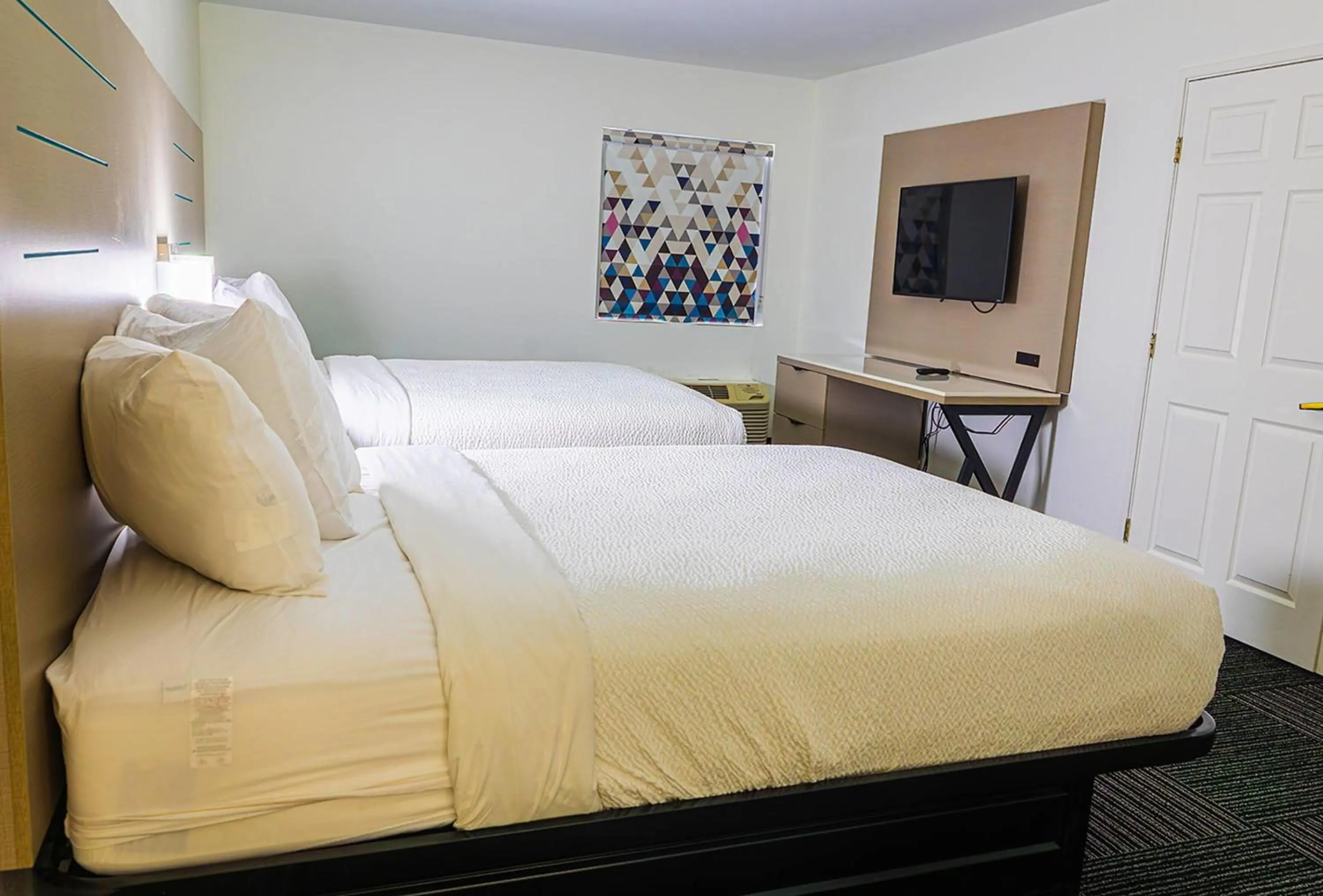 Photo of the whole room, Bed in Baymont by Wyndham Port Wentworth