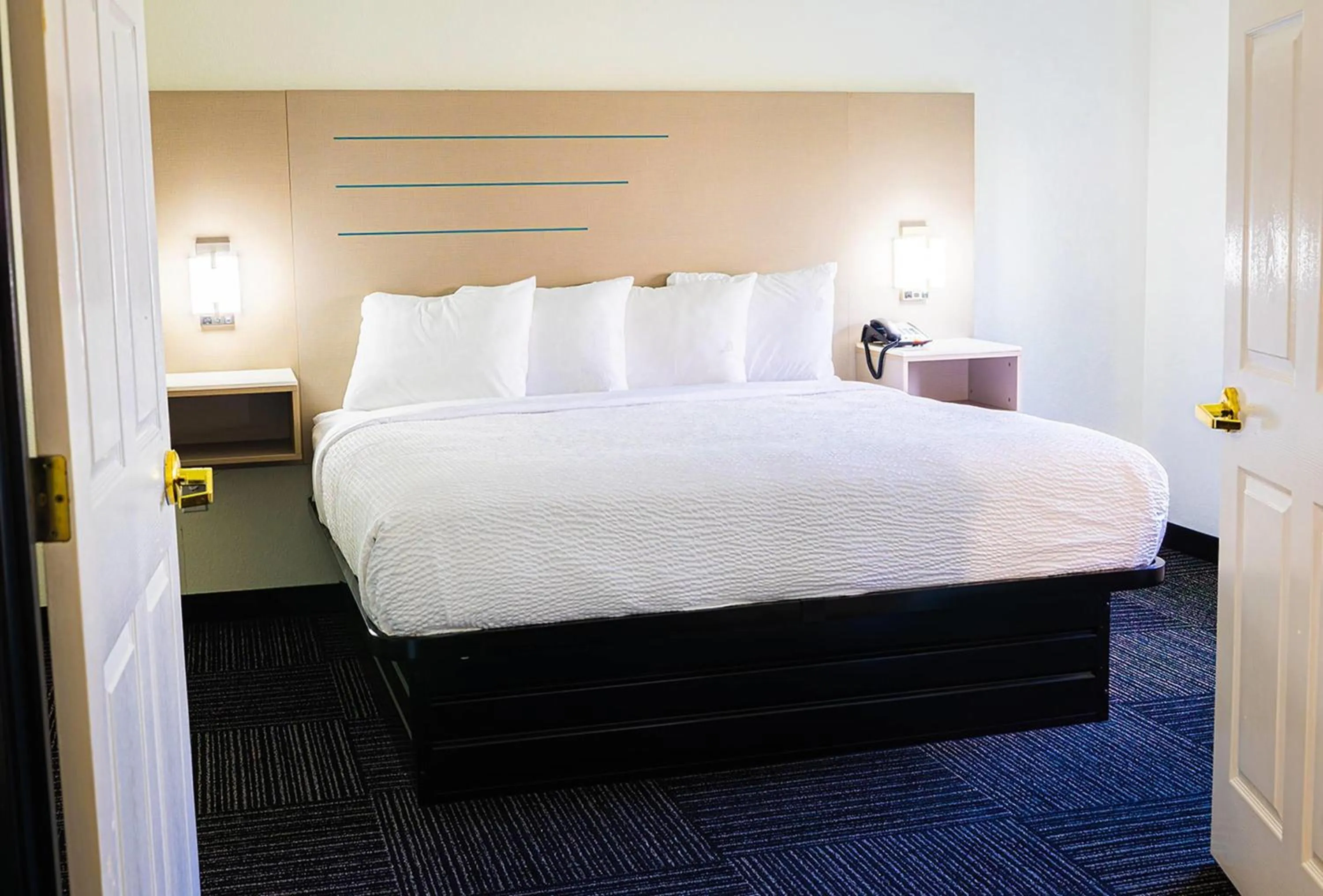 Photo of the whole room, Bed in Baymont by Wyndham Port Wentworth