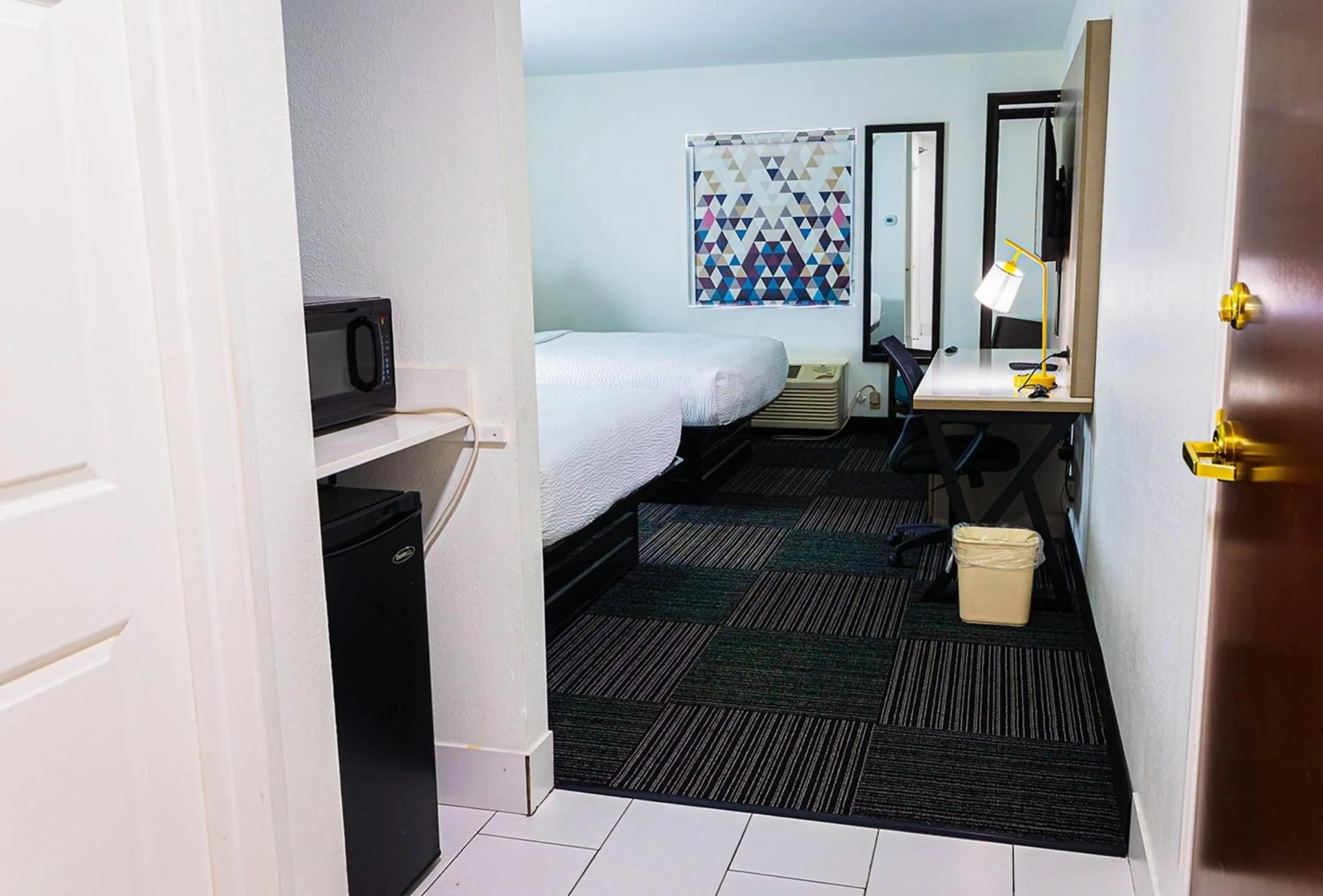 Photo of the whole room, Bed in Baymont by Wyndham Port Wentworth