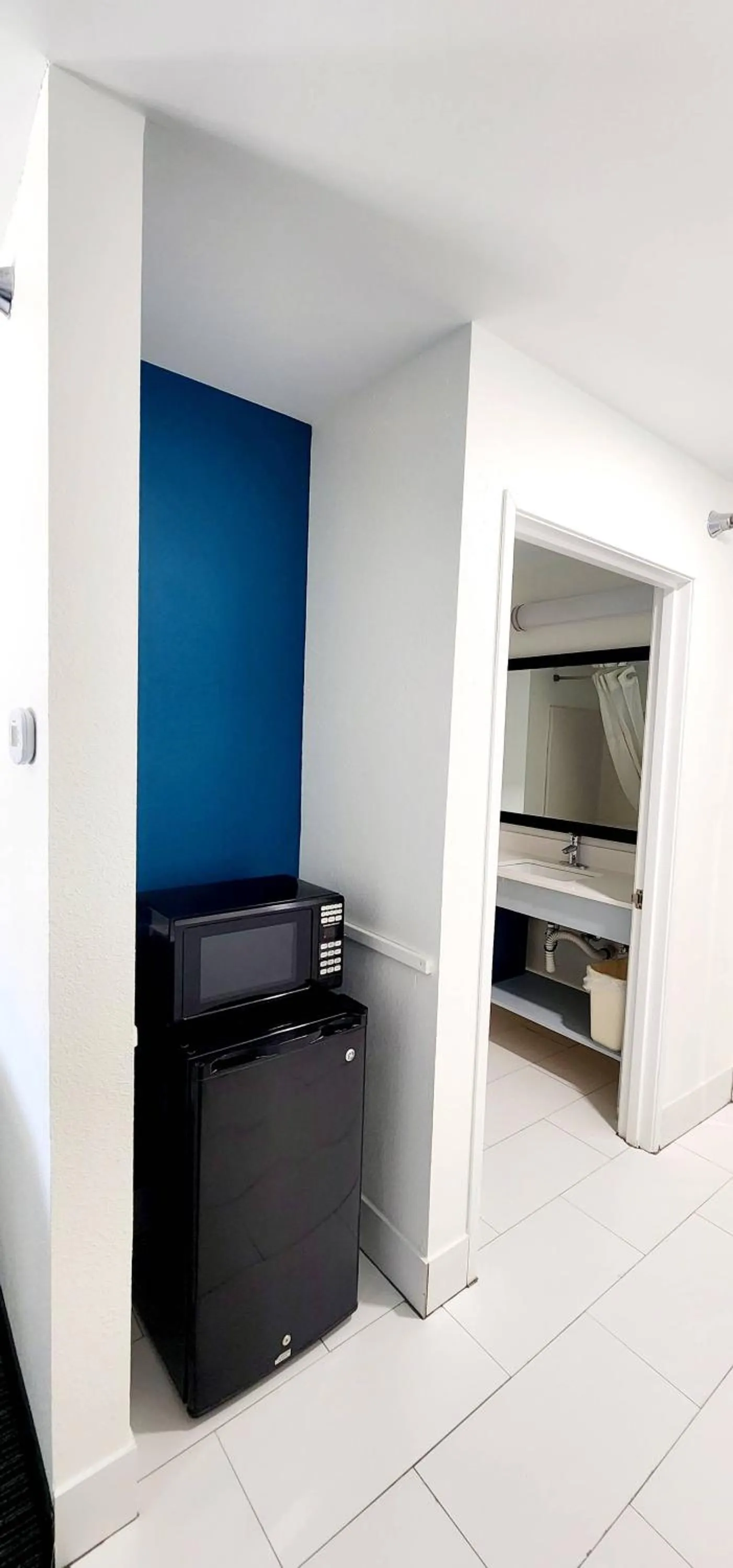 Deluxe King Room - Non-Smoking in Baymont by Wyndham Port Wentworth