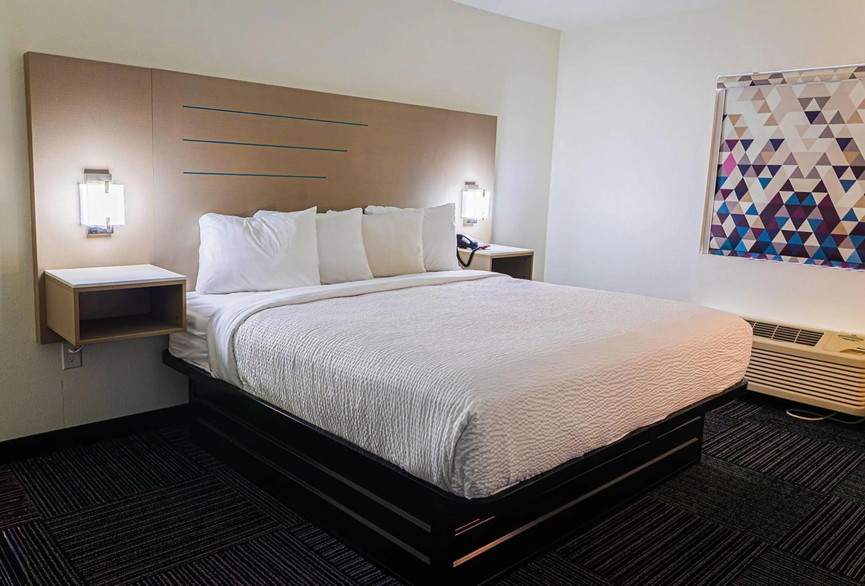 Photo of the whole room, Bed in Baymont by Wyndham Port Wentworth