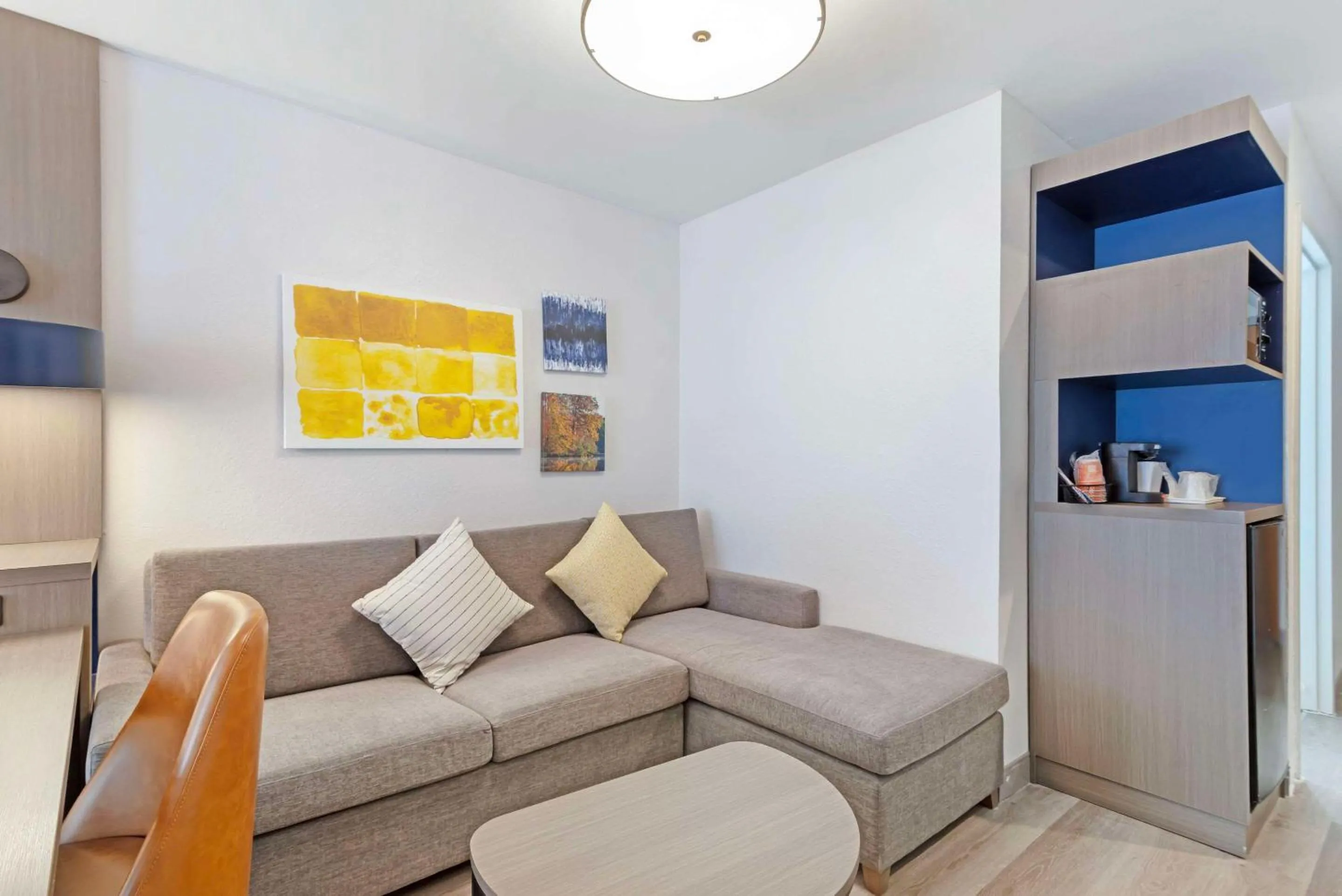 Bedroom in Comfort Suites Northside Hospital Gwinnett