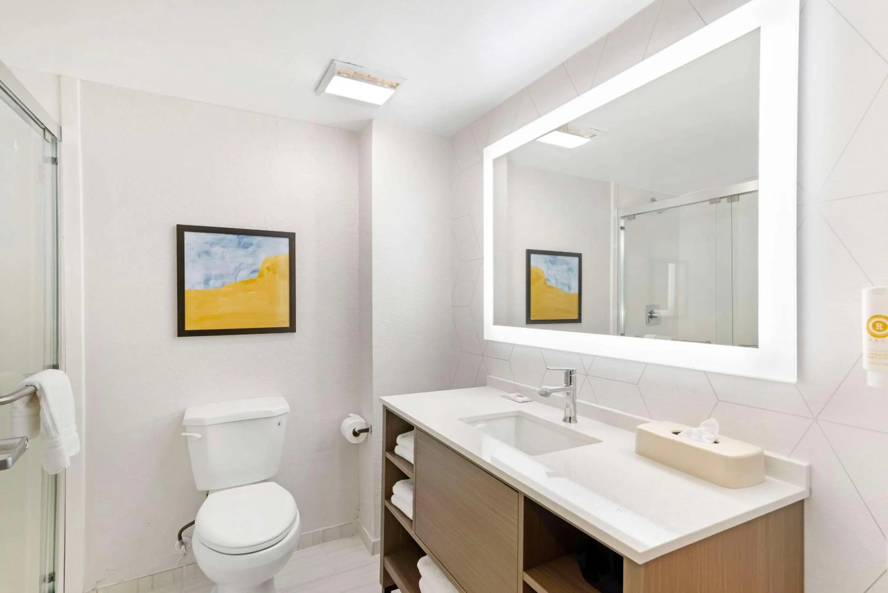 Bedroom in Comfort Suites Northside Hospital Gwinnett