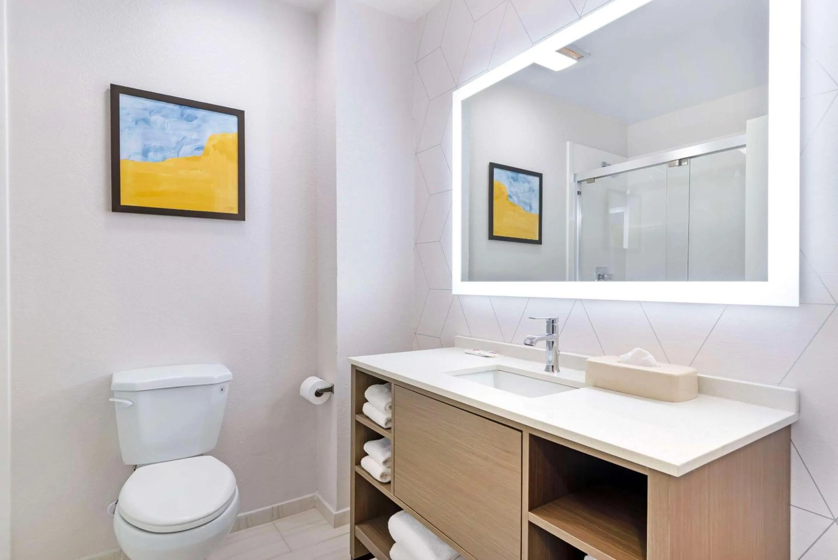 Bedroom in Comfort Suites Northside Hospital Gwinnett