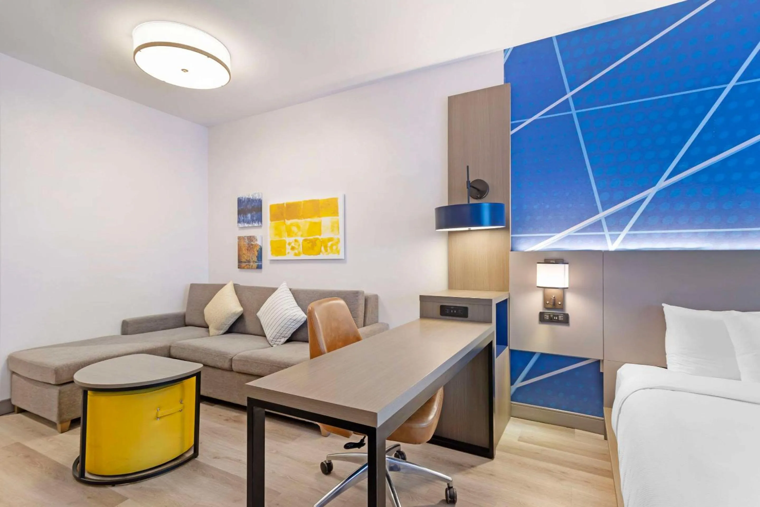 Bedroom in Comfort Suites Northside Hospital Gwinnett