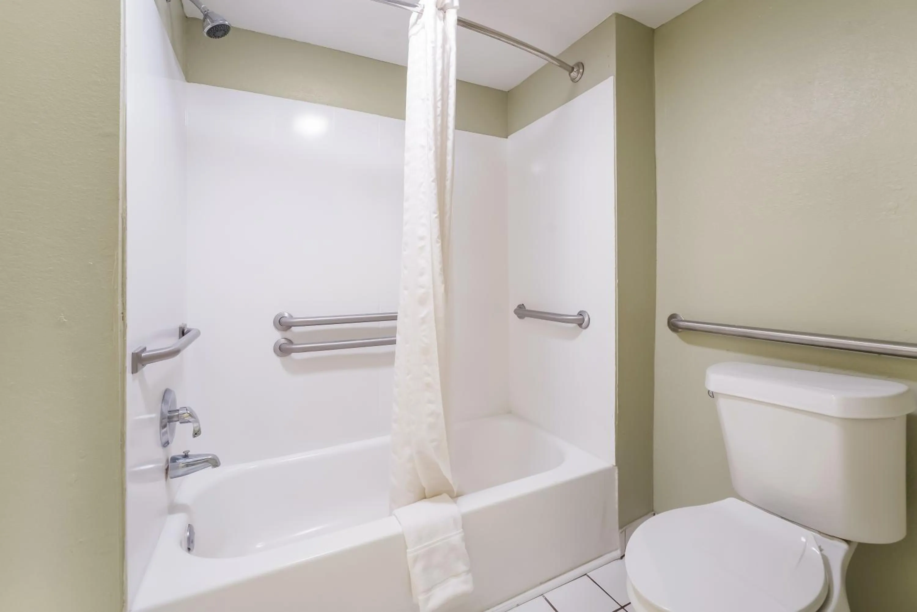 Shower in SureStay Hotel by Best Western Columbus Downtown