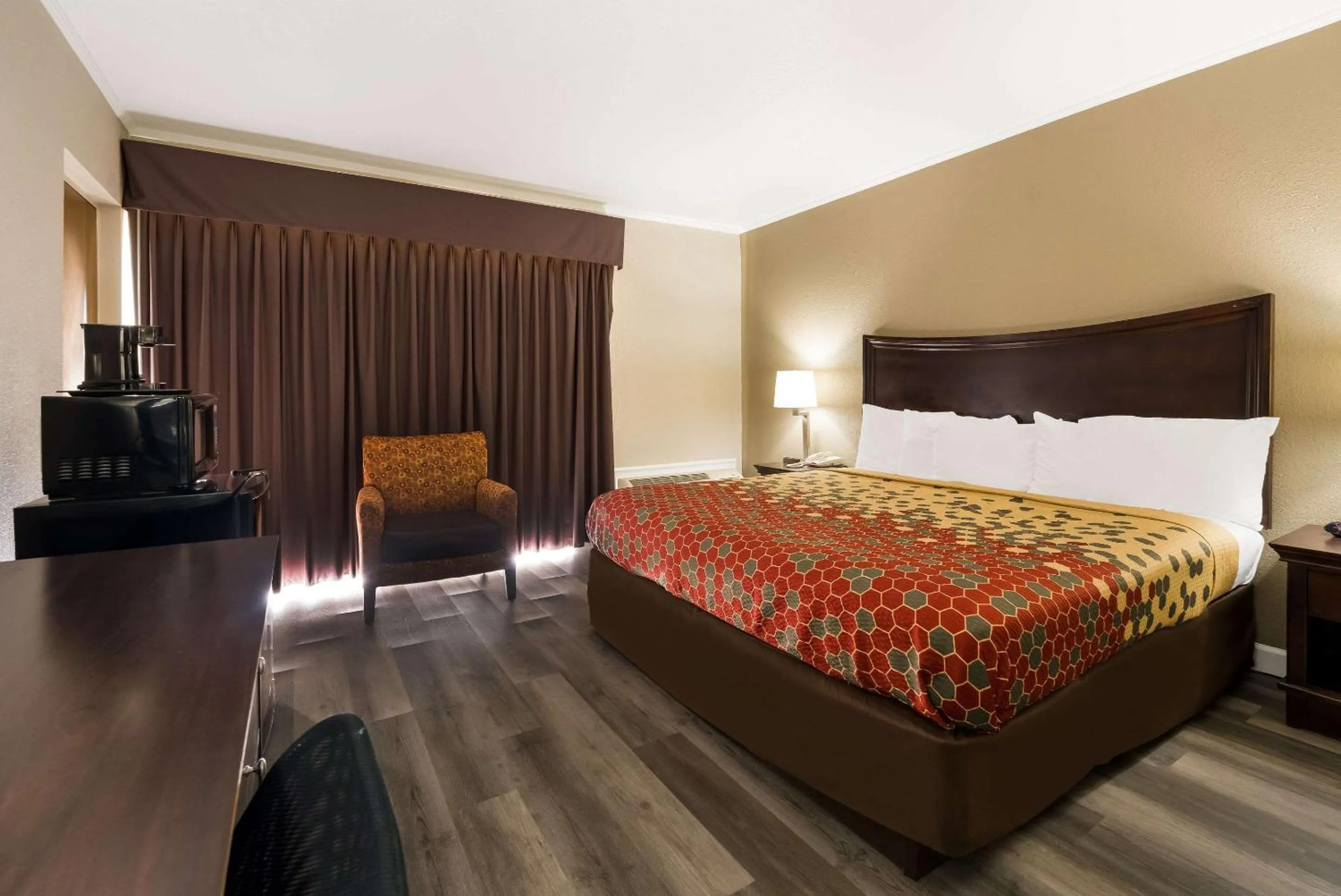 Bedroom, Bed in Econo Lodge - Perry National Fair Ground Area