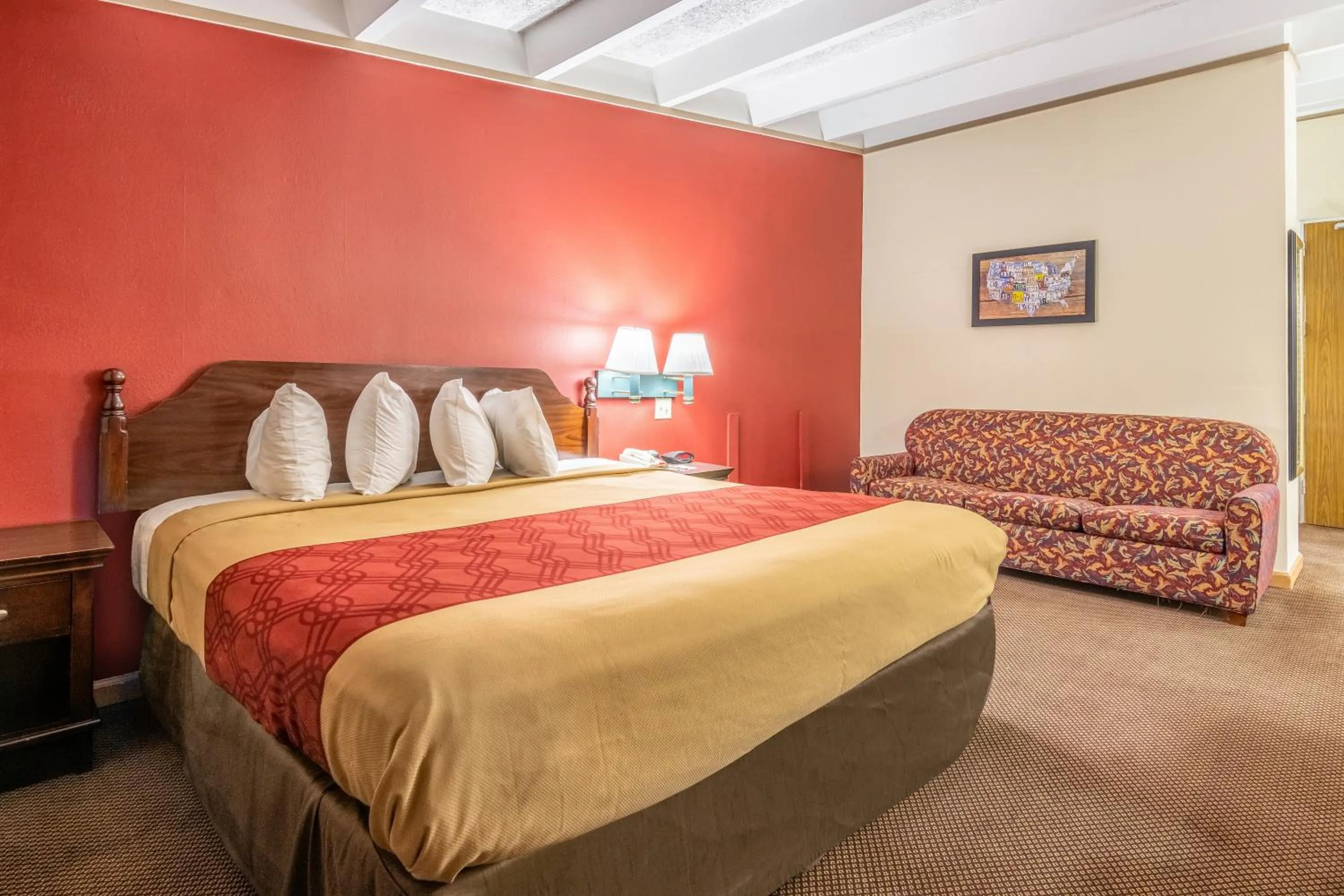 Bedroom, Bed in Econo Lodge - Perry National Fair Ground Area