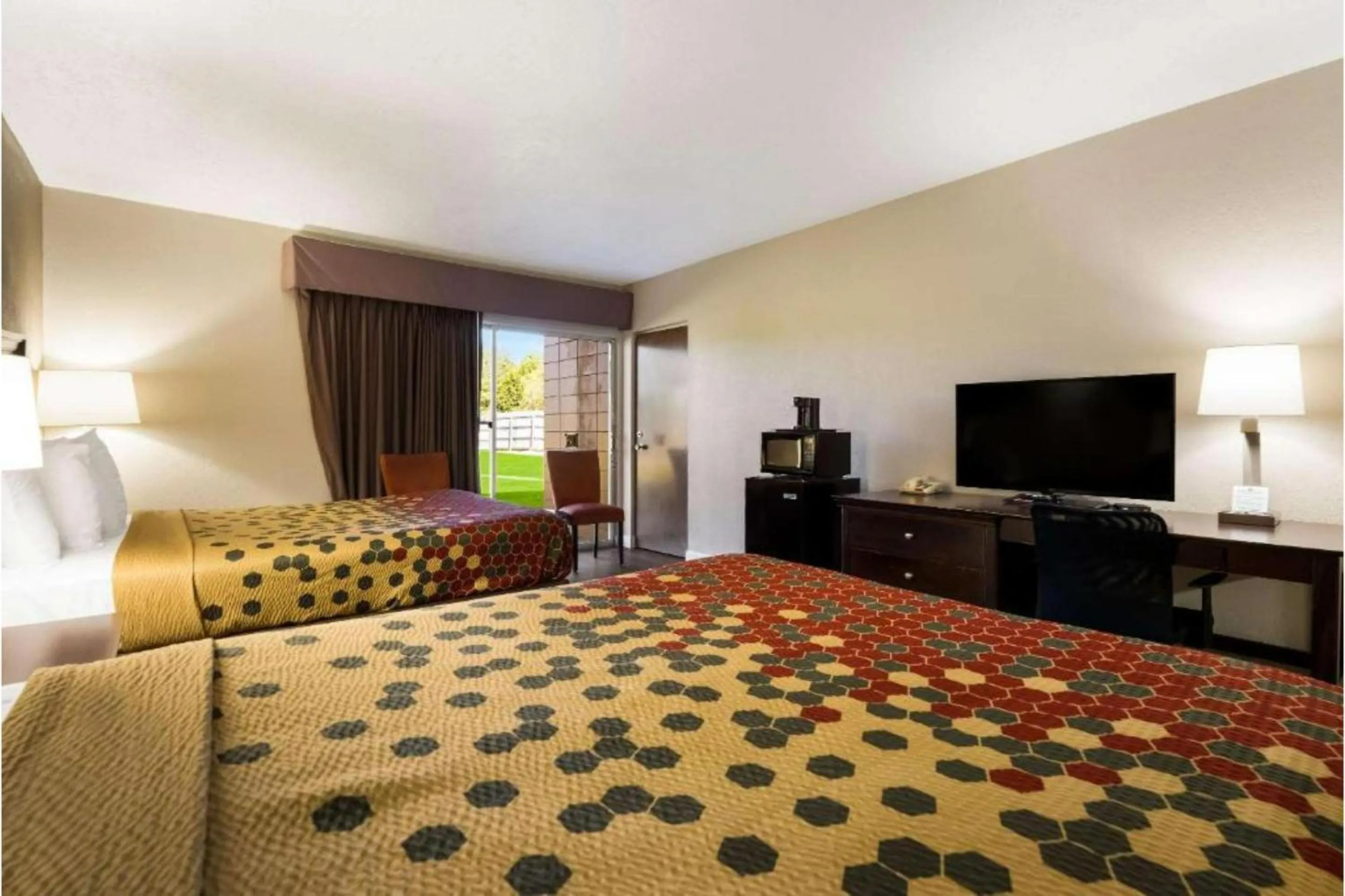 Bedroom, Bed in Perry Inn & Suites By Capital O National Fairground GA I 75