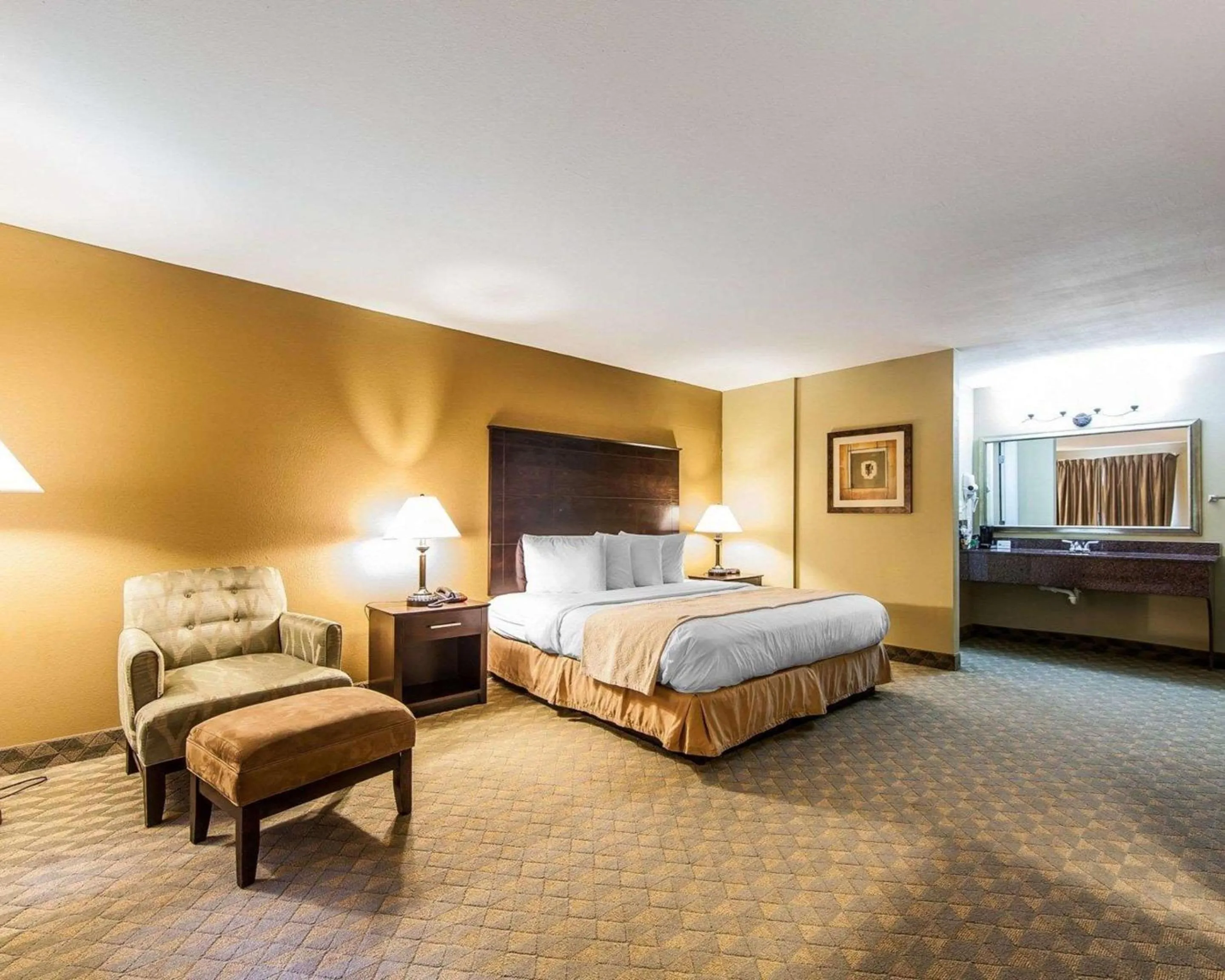 Photo of the whole room, Bed in Quality Inn & Suites Bremen