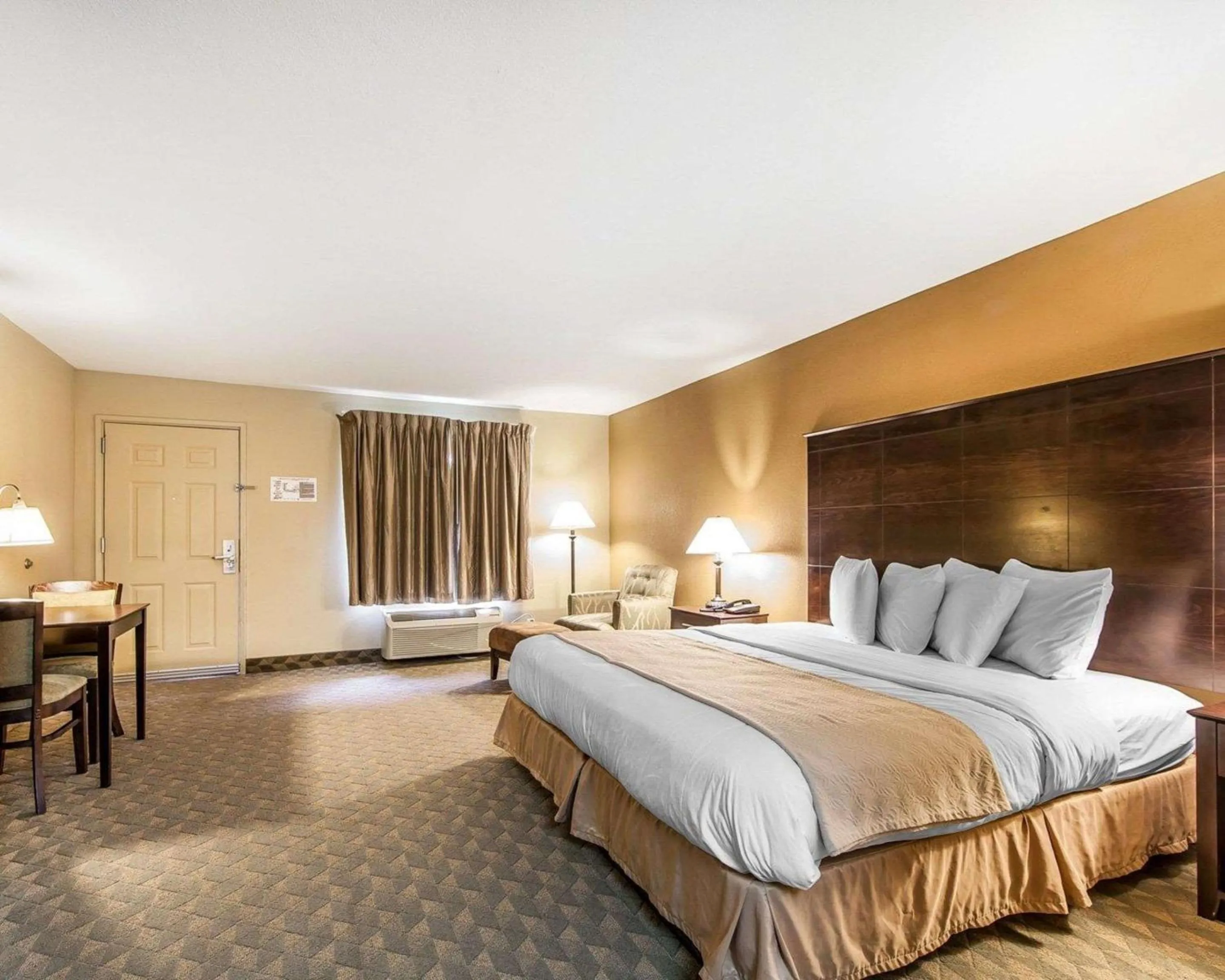 Photo of the whole room, Bed in Quality Inn & Suites Bremen