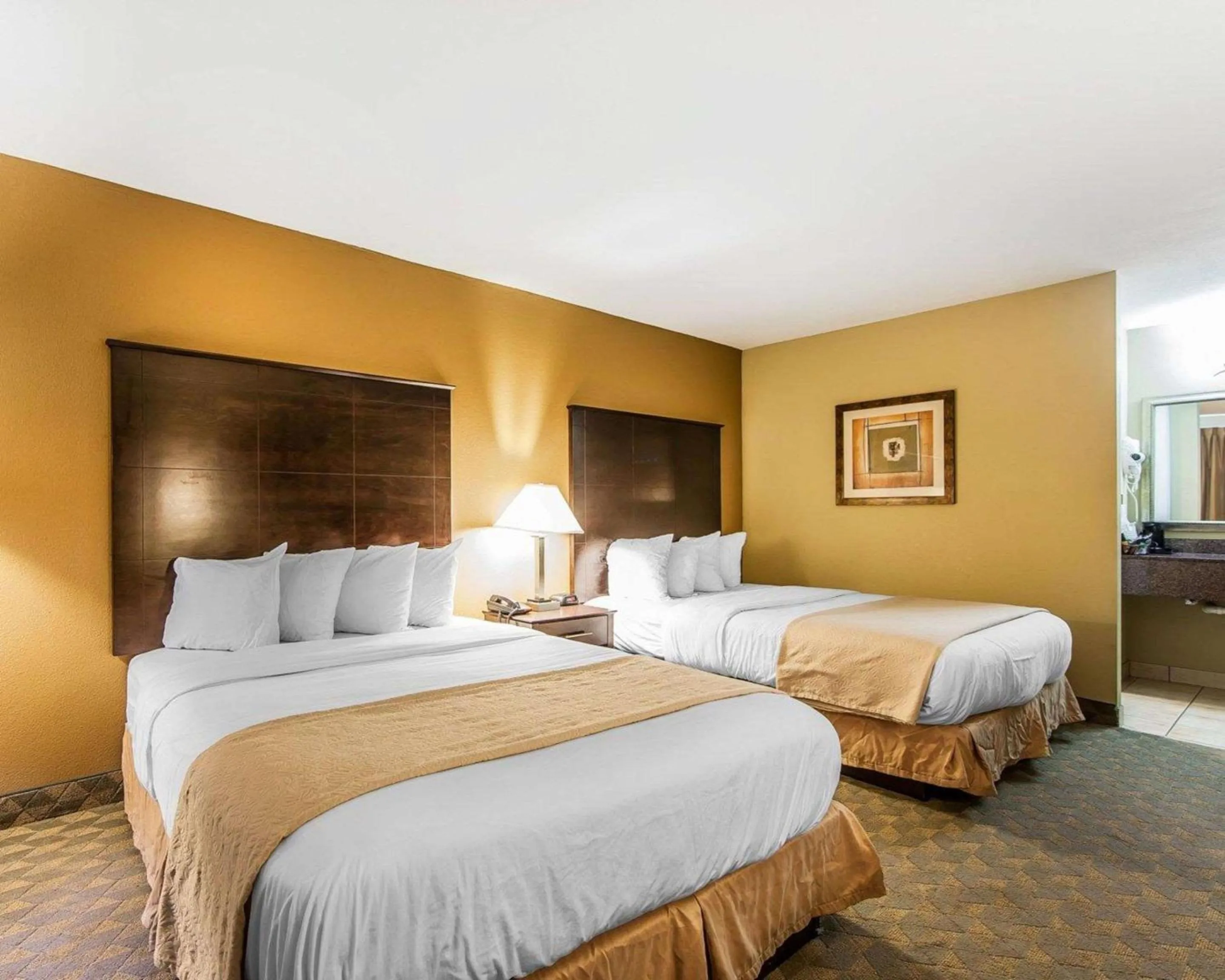 Photo of the whole room, Bed in Quality Inn & Suites Bremen