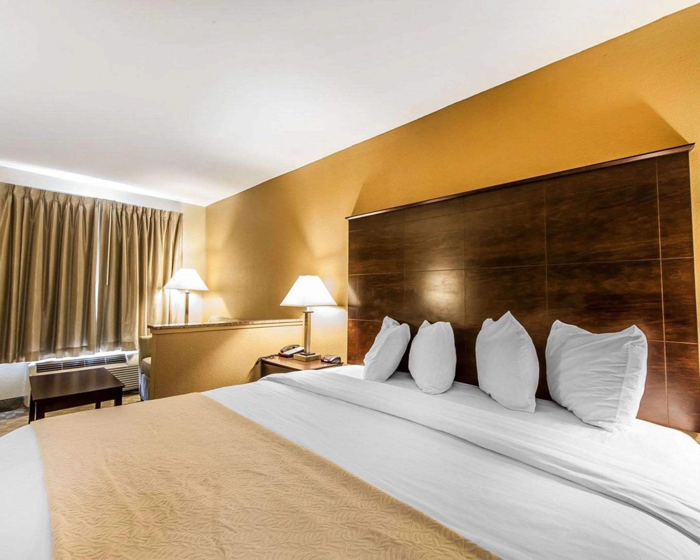 Photo of the whole room, Bed in Quality Inn & Suites Bremen