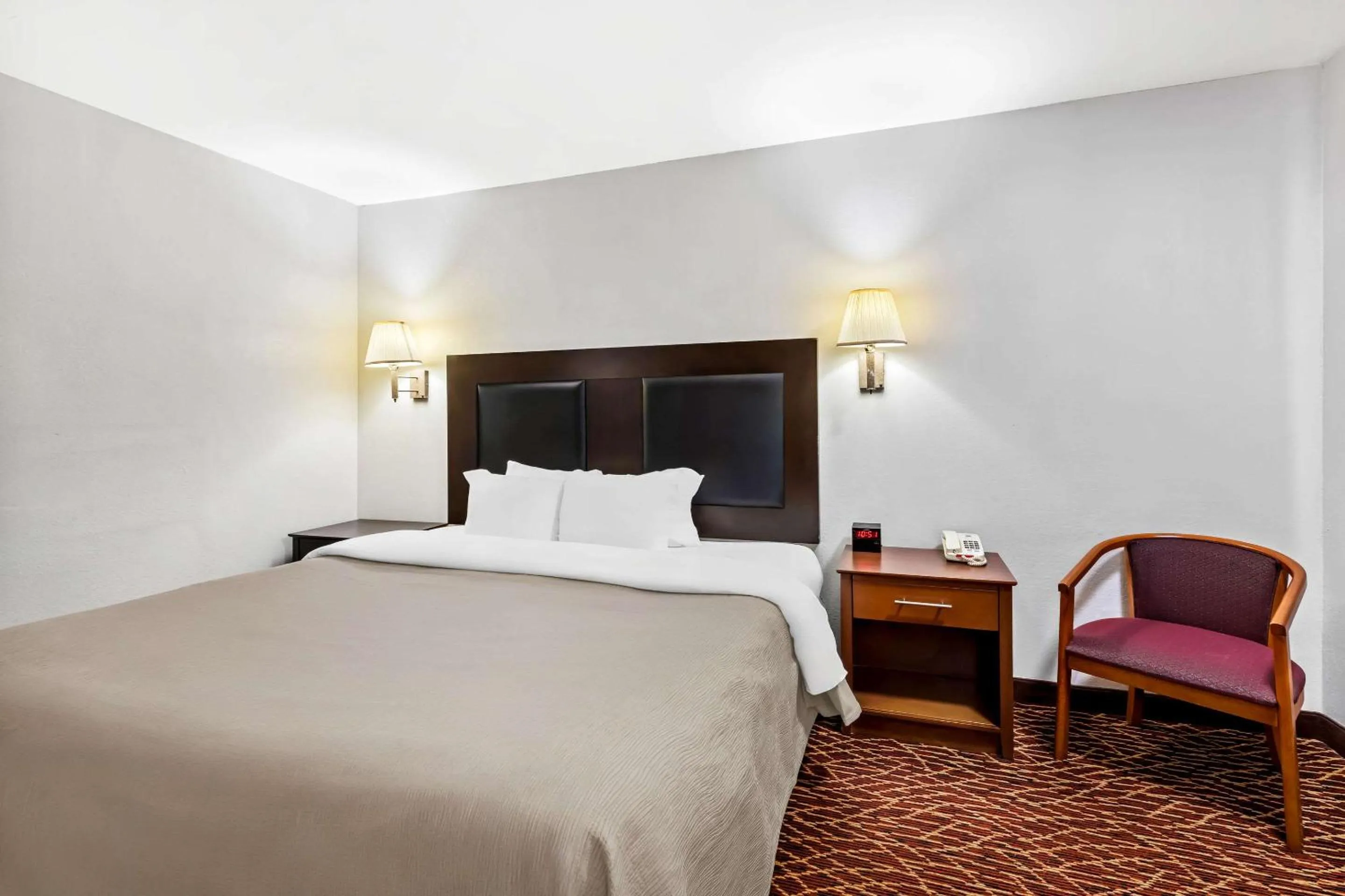 Bed in Quality Inn Marietta near Dobbins ARB