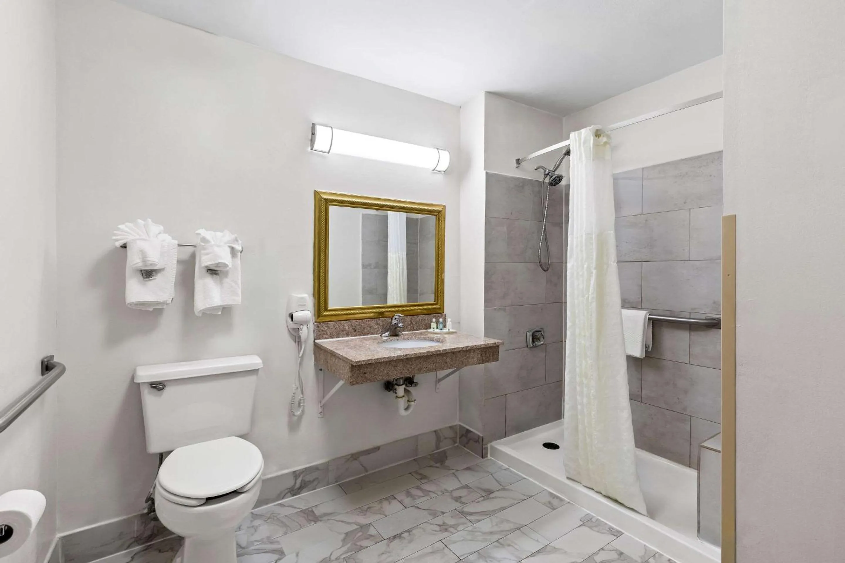 Bedroom in Quality Inn Marietta near Dobbins ARB