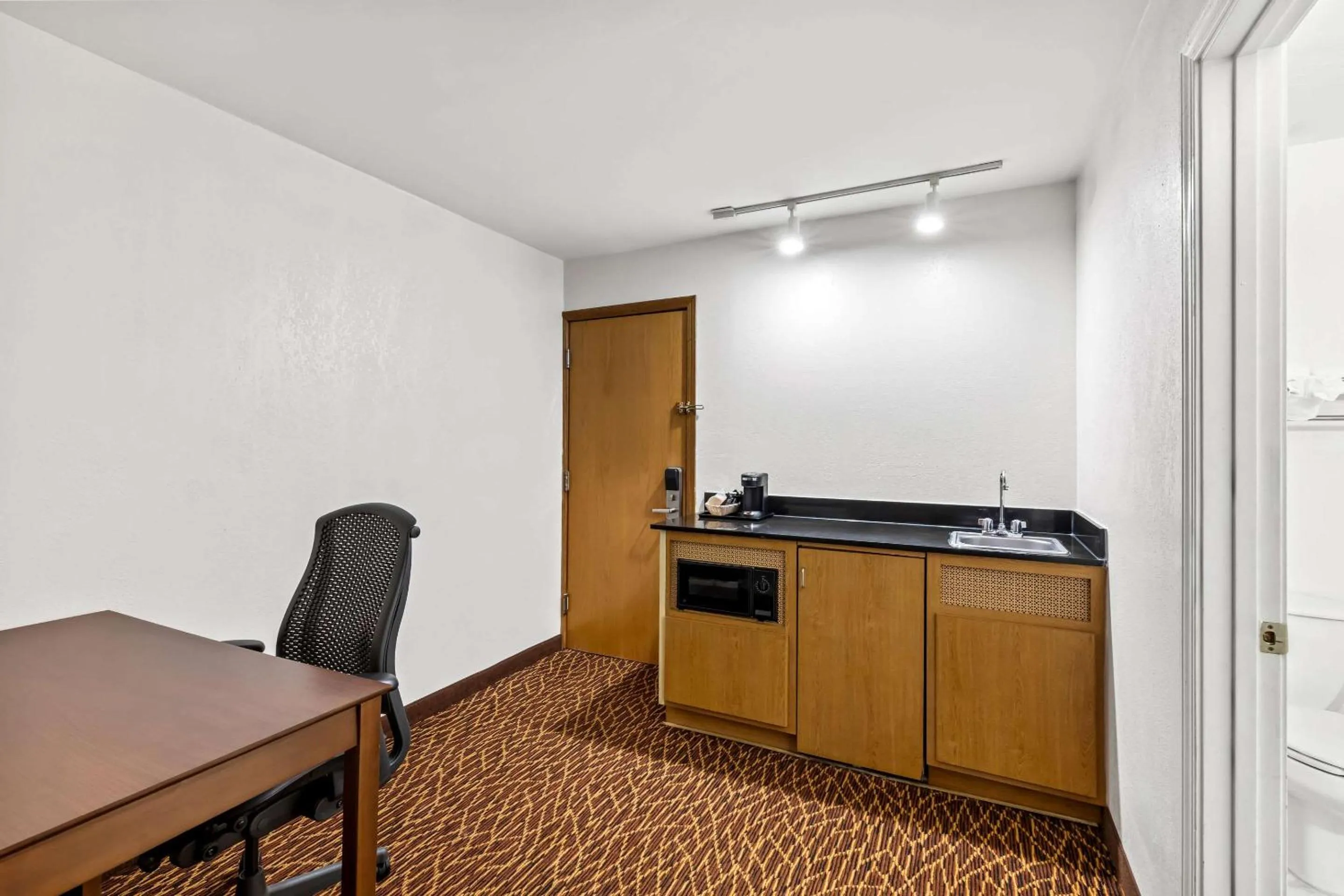 Bedroom in Quality Inn Marietta near Dobbins ARB