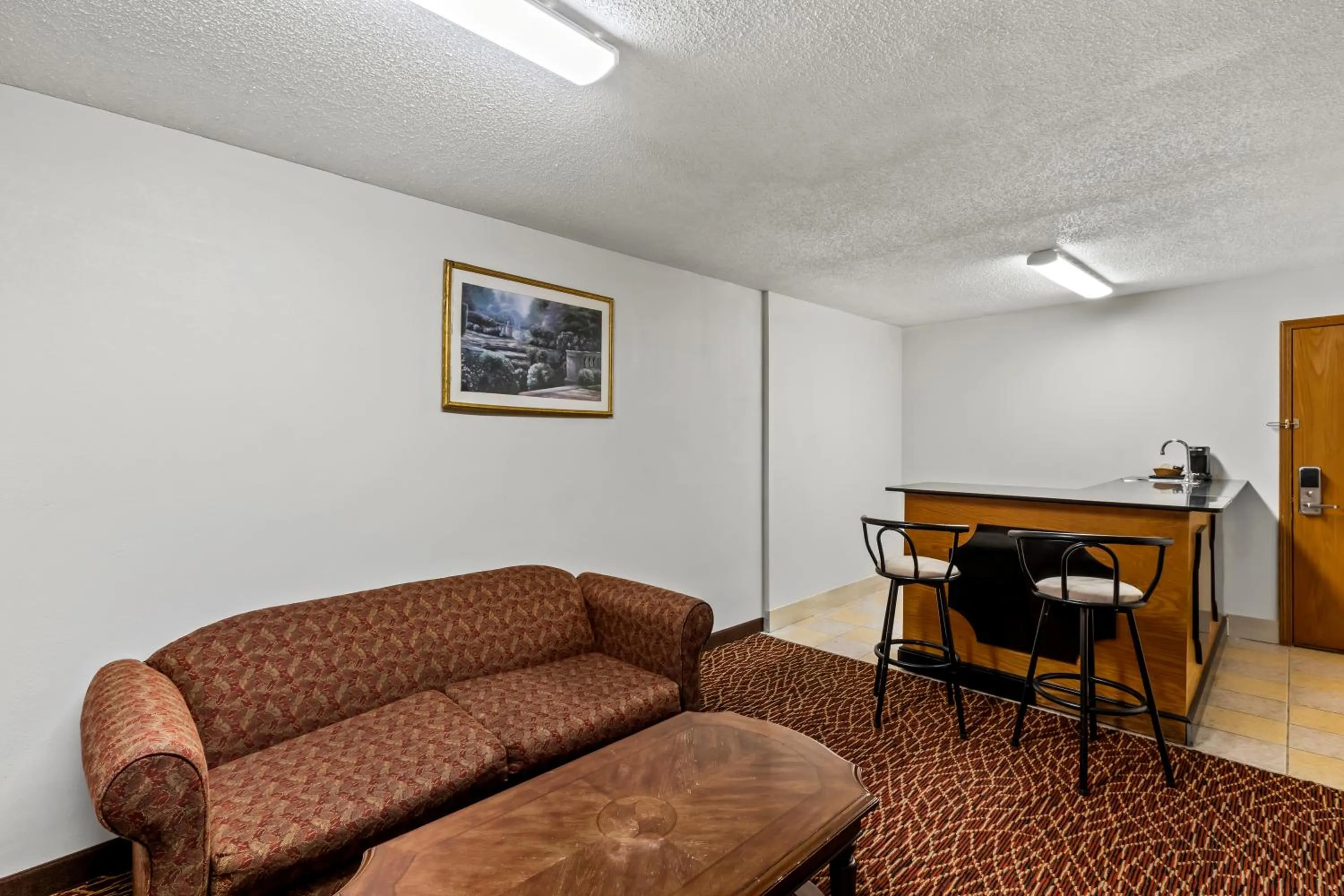 Living room in Quality Inn Marietta near Dobbins ARB