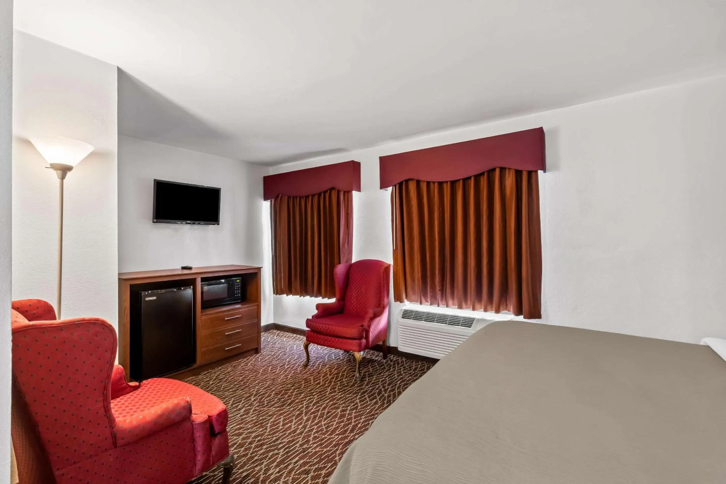 Bedroom in Quality Inn Marietta near Dobbins ARB