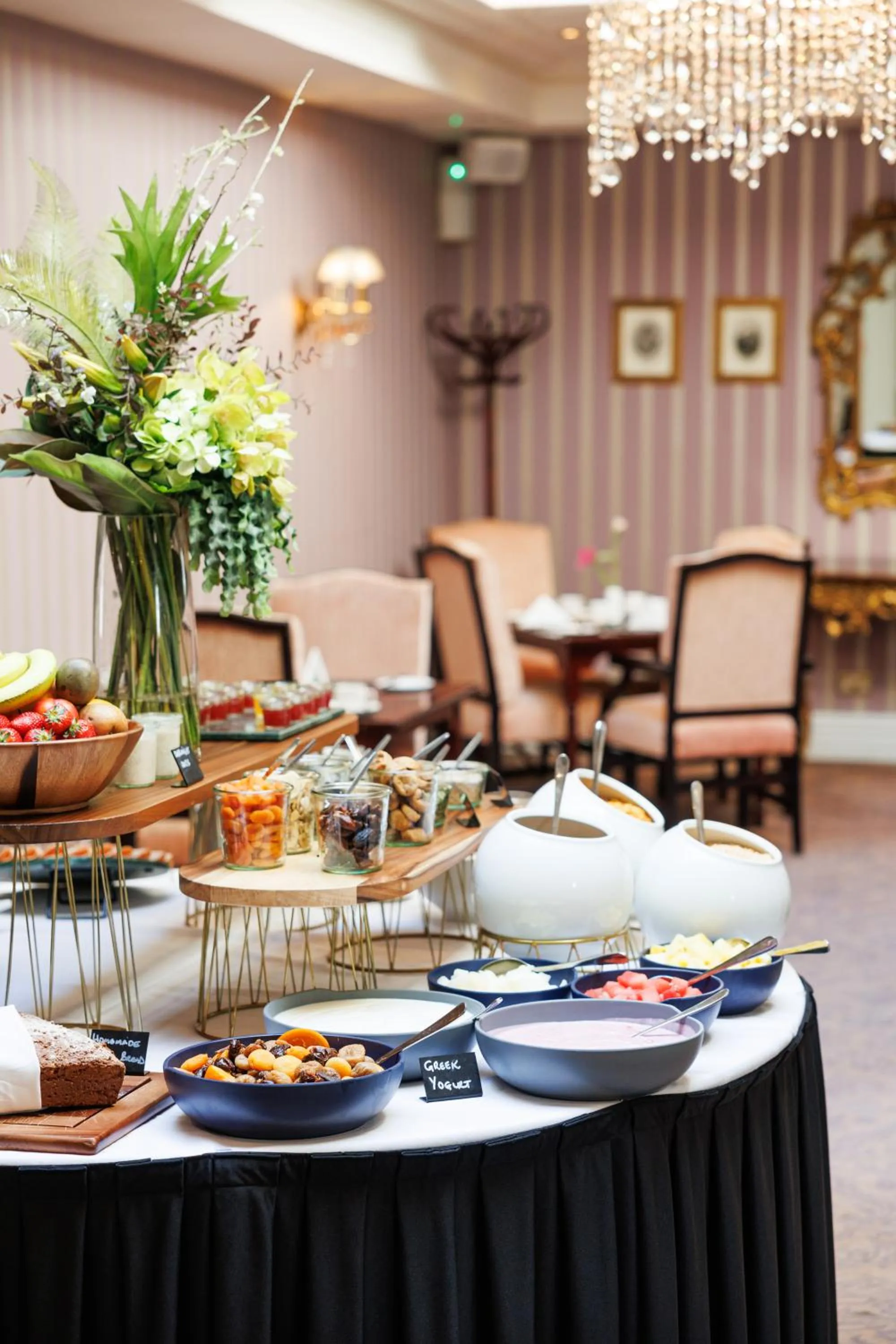 Restaurant/places to eat in Buswells Hotel