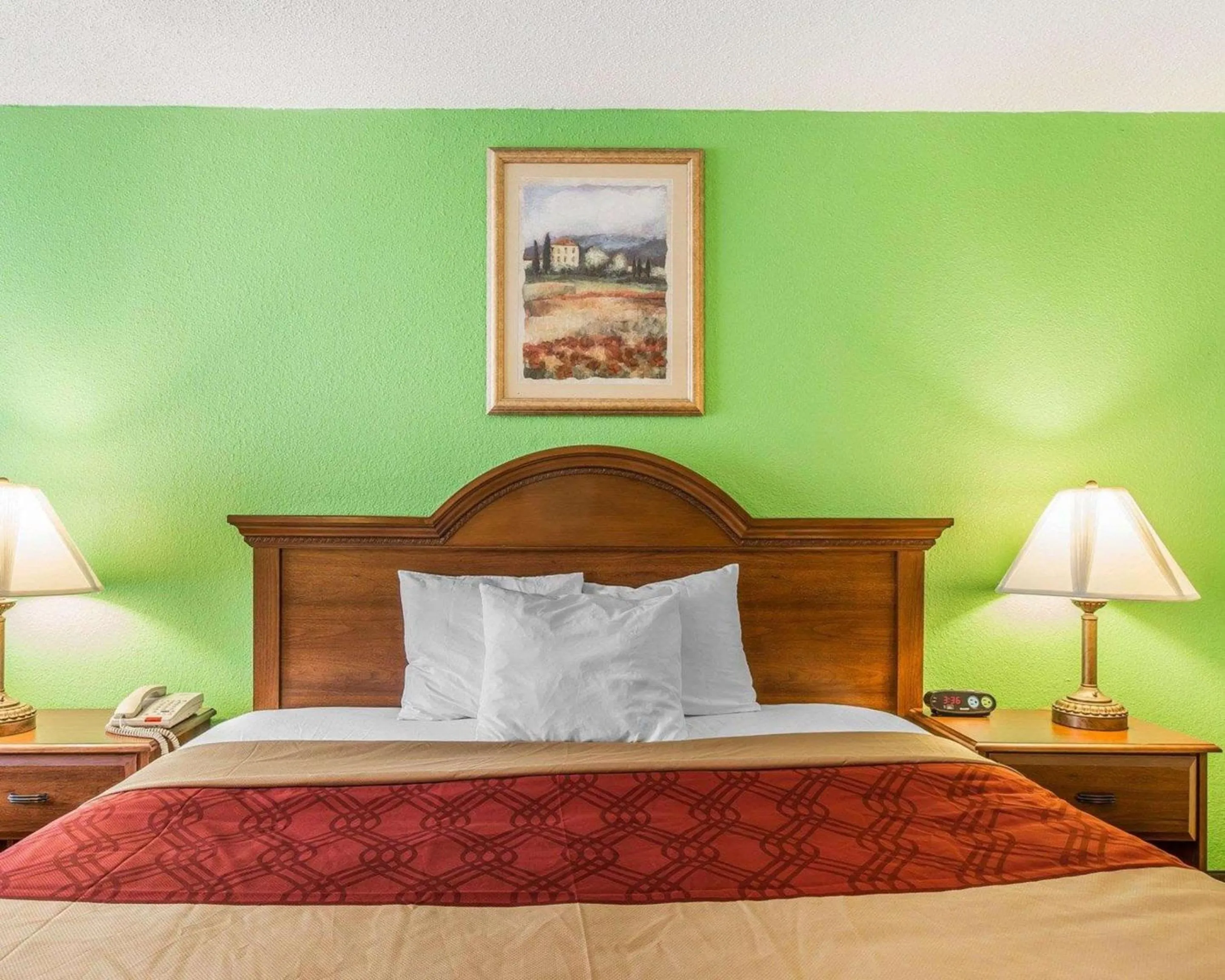 Photo of the whole room, Bed in Econo Lodge Douglas