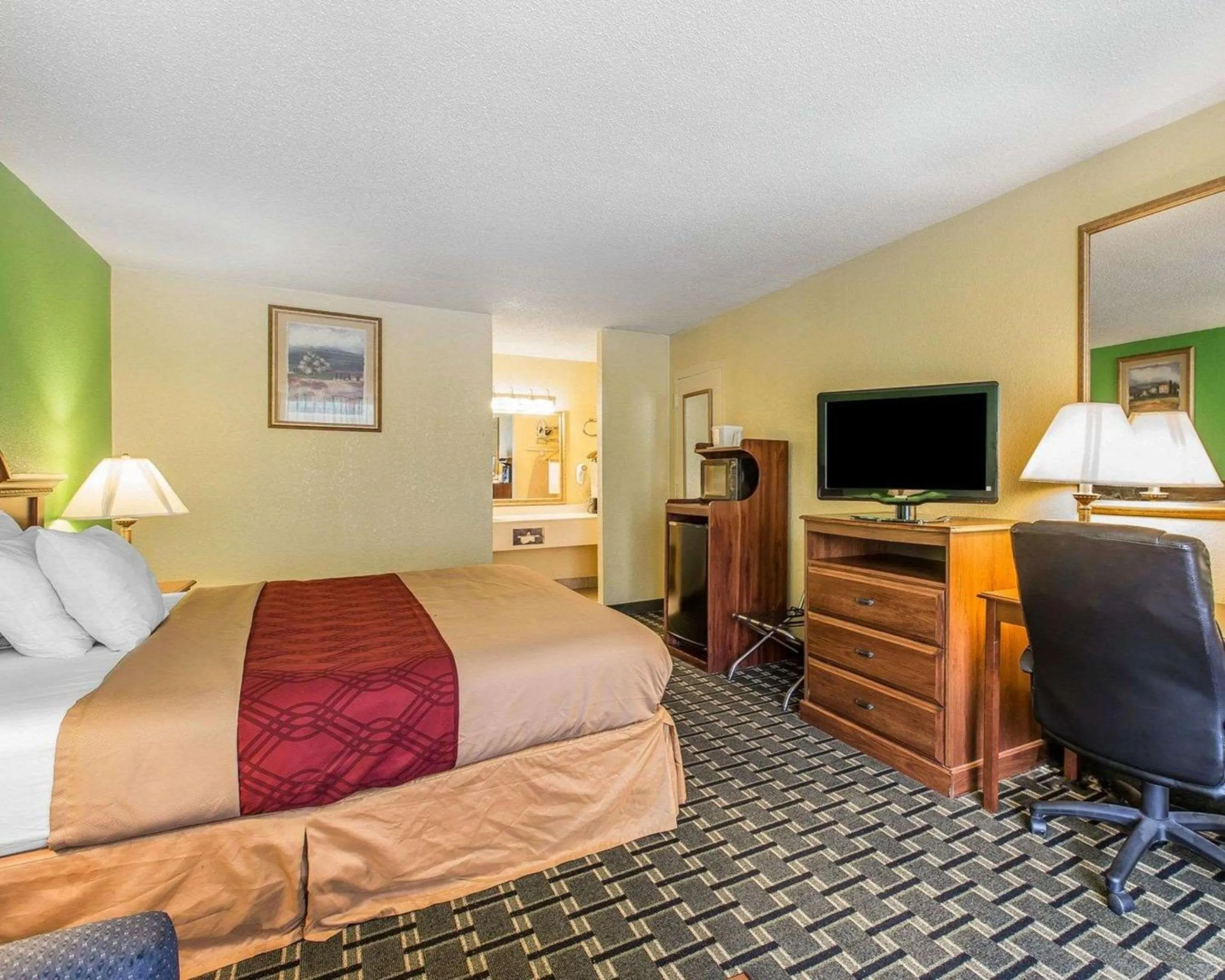 Photo of the whole room, Bed in Econo Lodge Douglas