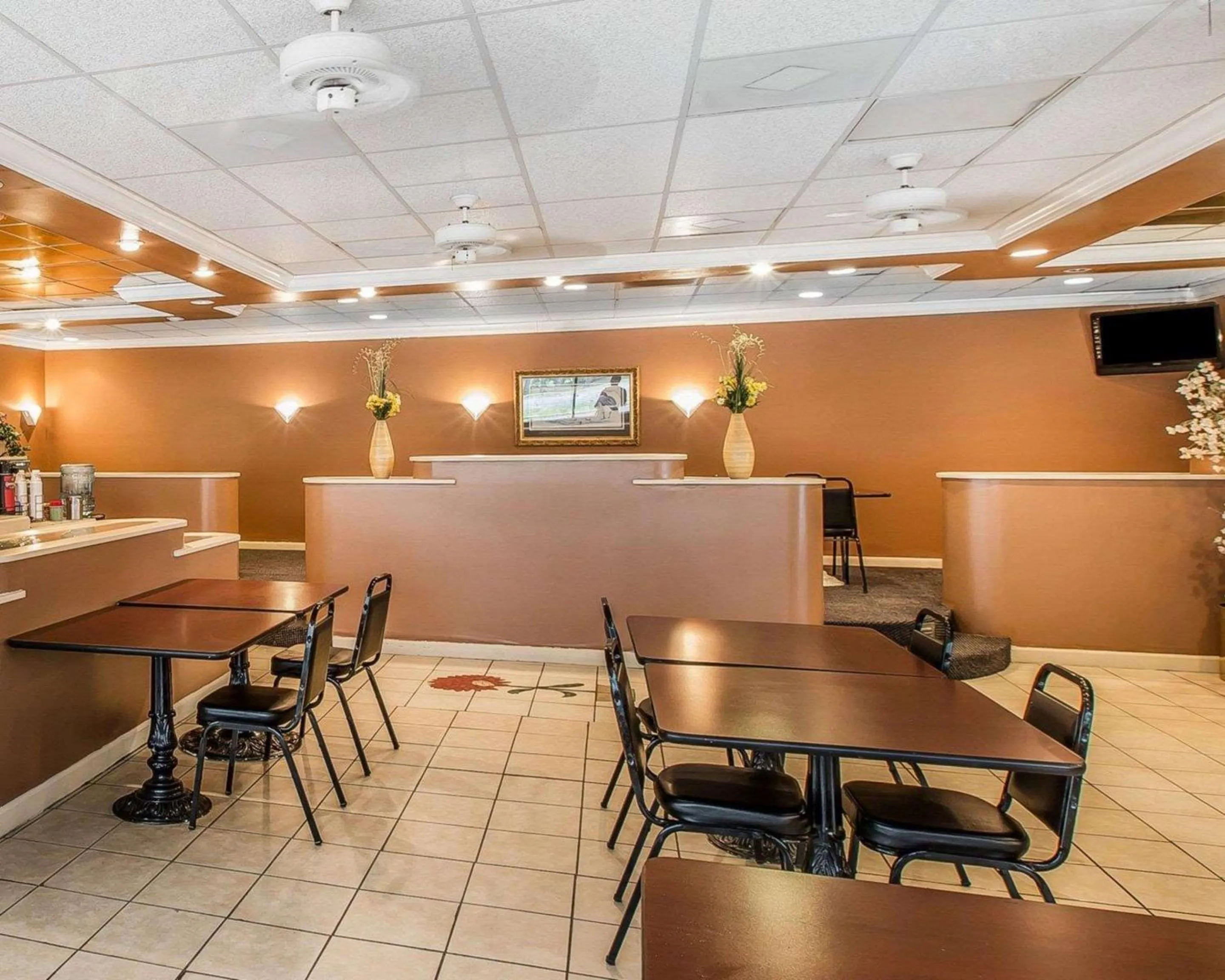 Restaurant/places to eat in Econo Lodge Douglas