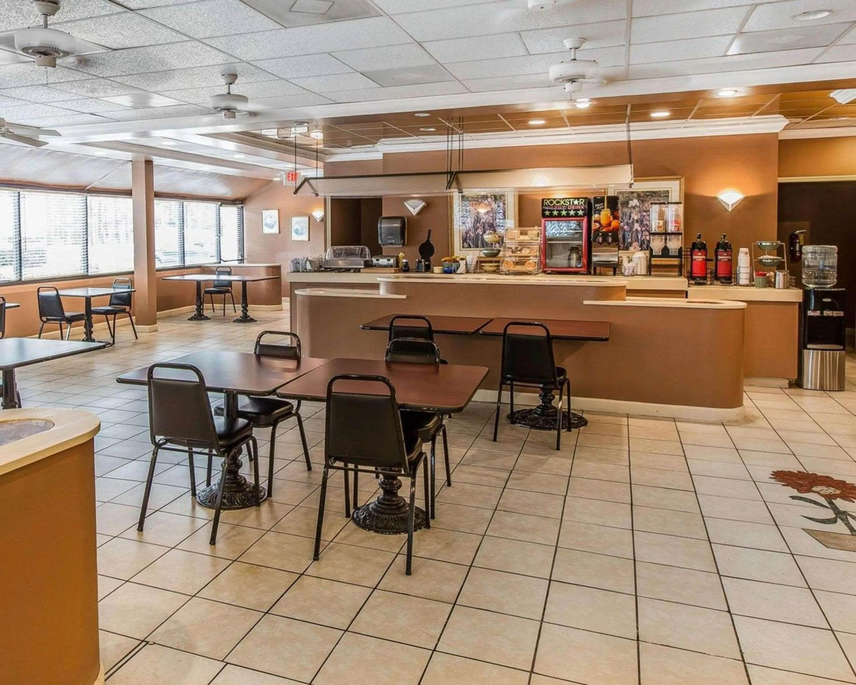 Restaurant/places to eat in Econo Lodge Douglas