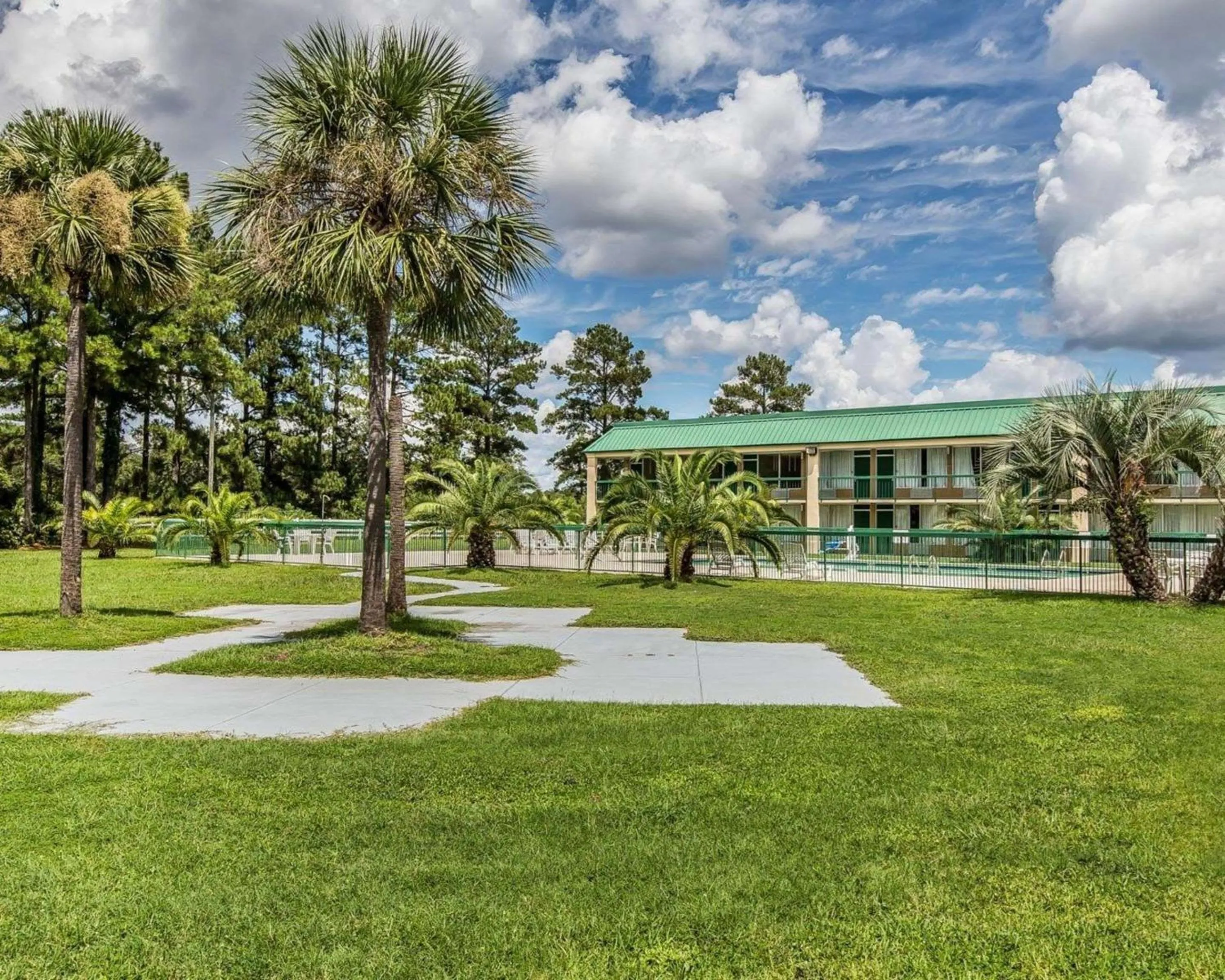 Property building in Econo Lodge Douglas