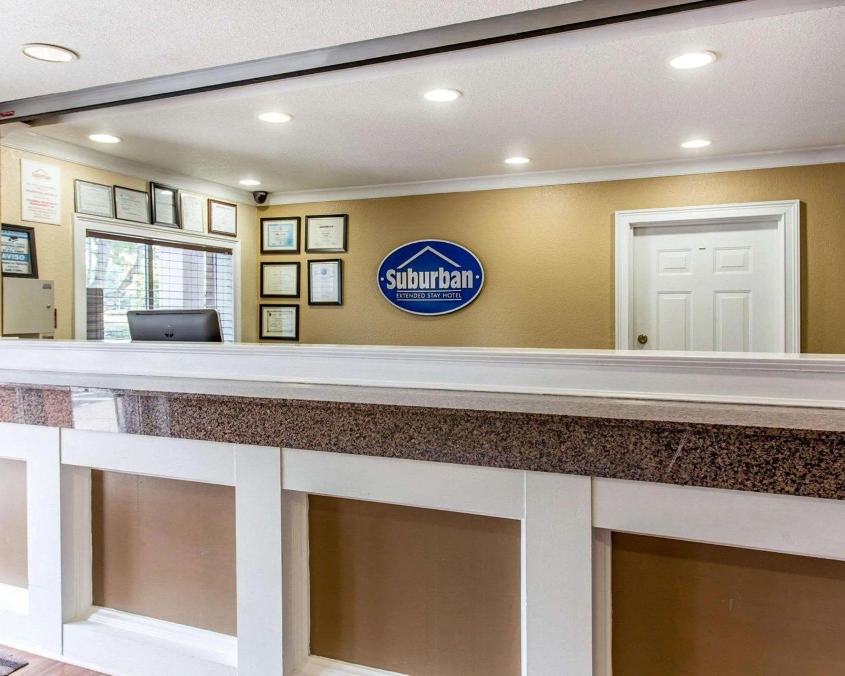 Lobby or reception in Suburban Studios Kennesaw-Marietta North