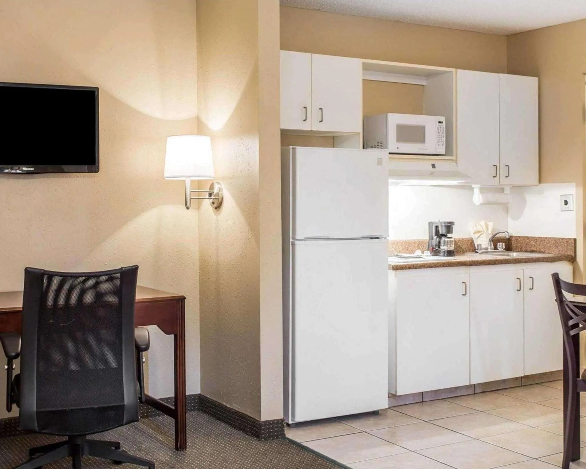 Kitchen or kitchenette in Suburban Studios Kennesaw-Marietta North