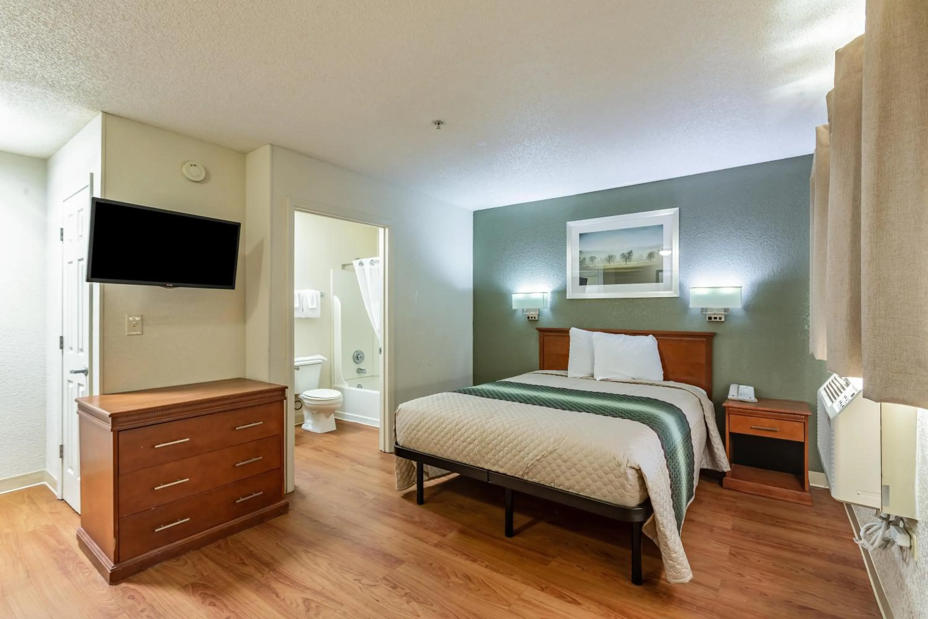 Photo of the whole room, Bed in HomeTowne Studios by Red Roof Atlanta - Chamblee