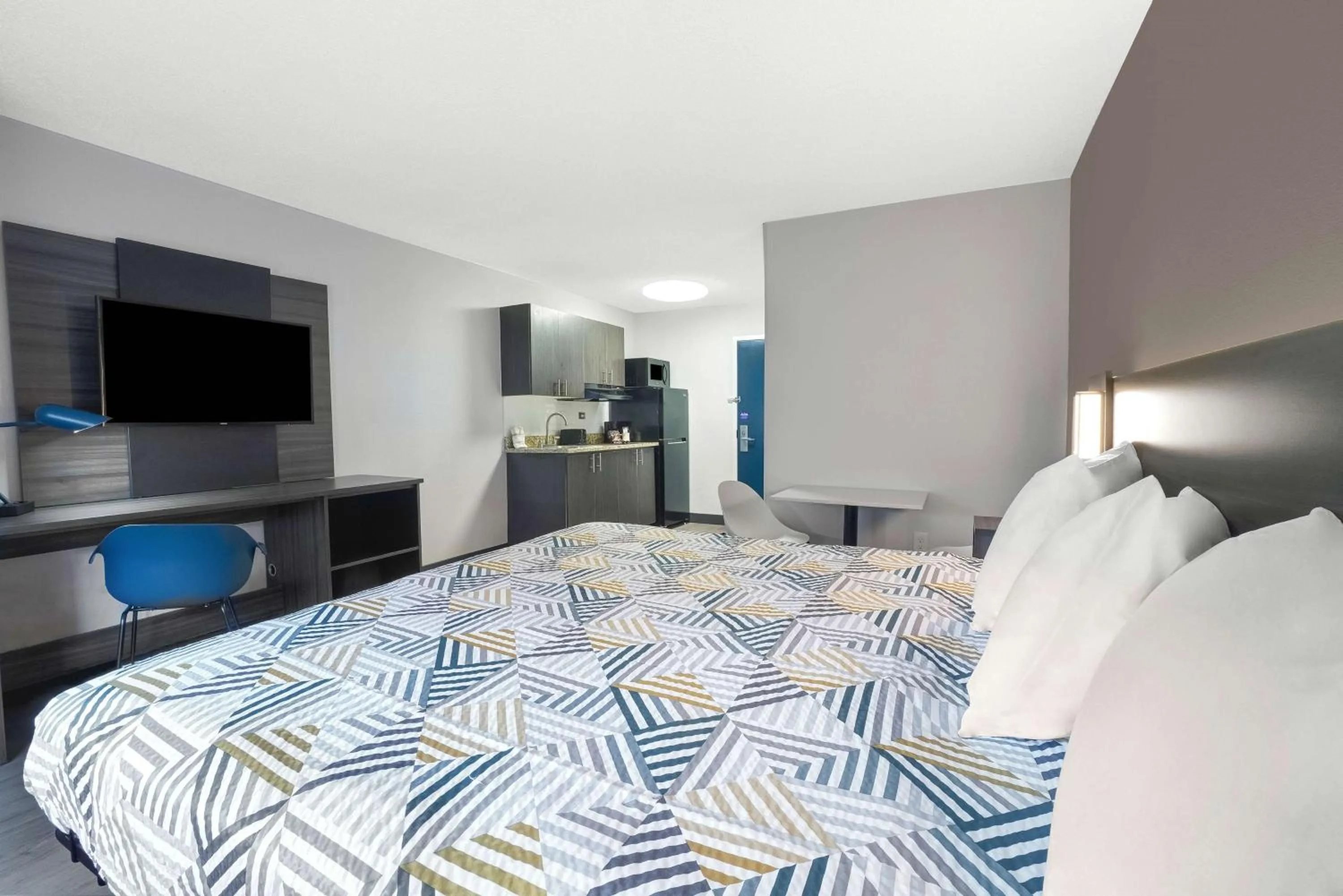 Photo of the whole room, Bed in Studio 6 Duluth GA Near Gas South District