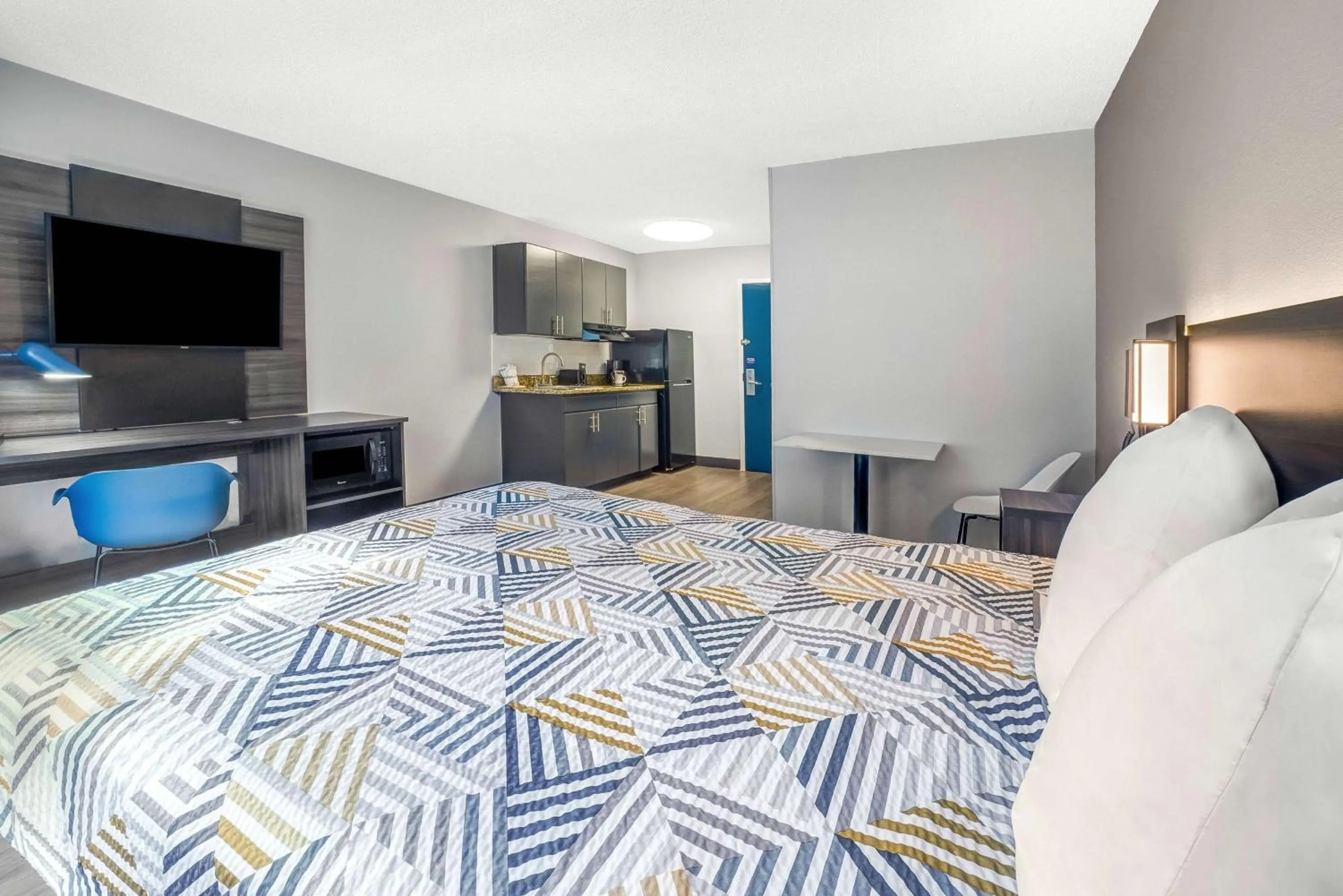 Photo of the whole room, Bed in Studio 6 Duluth GA Near Gas South District