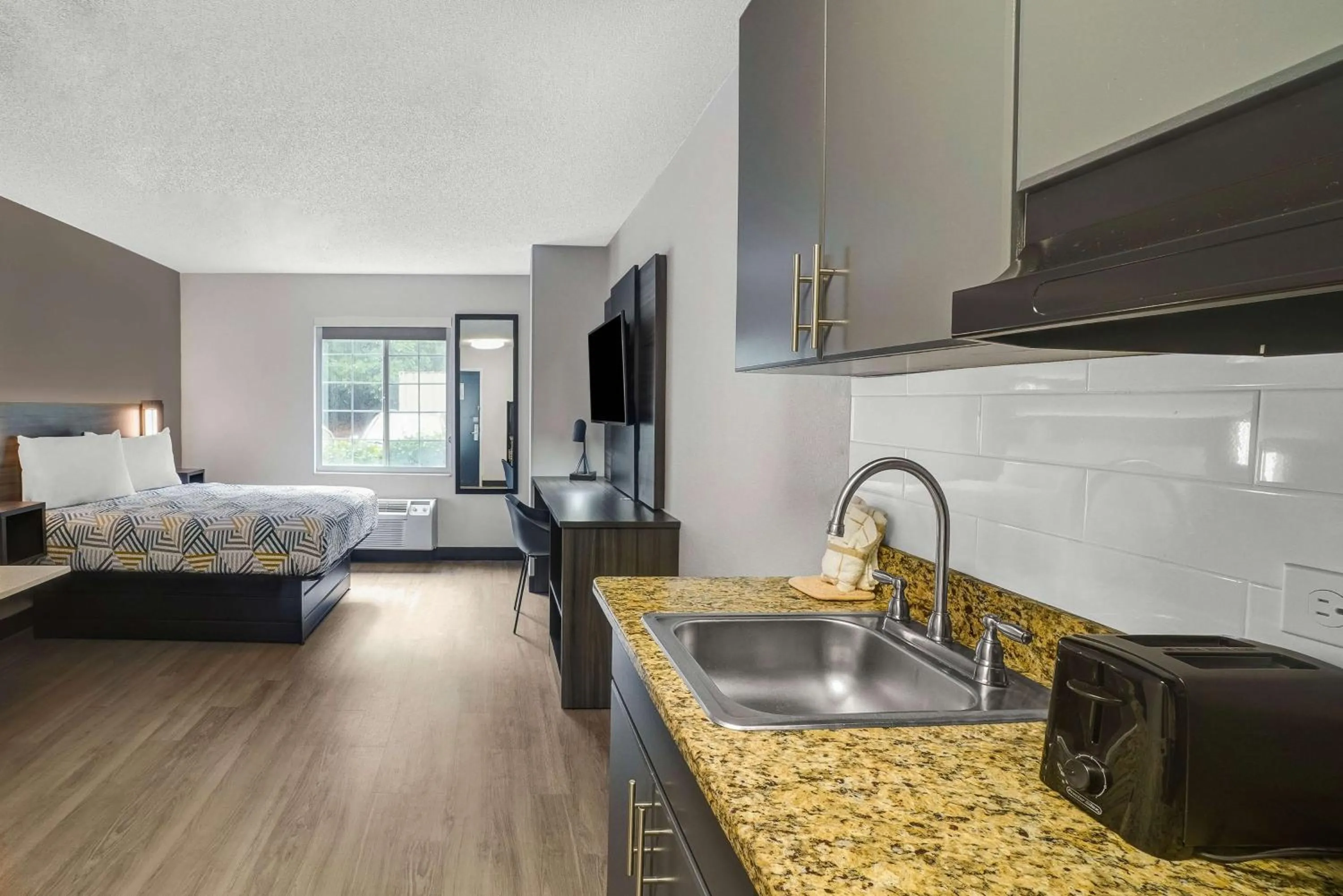 Photo of the whole room, Bed in Studio 6 Duluth GA Near Gas South District