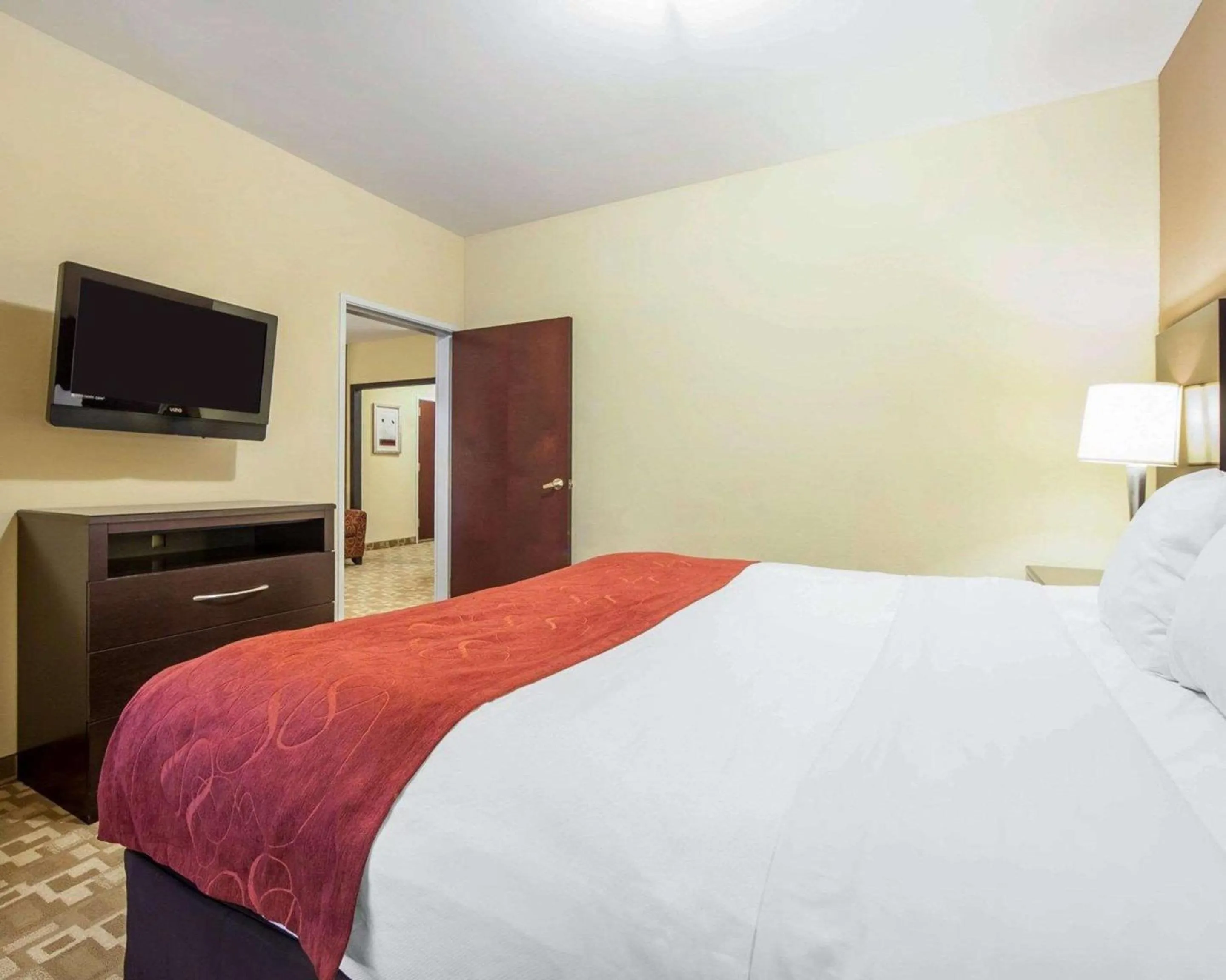 Photo of the whole room, TV/Entertainment Center in Comfort Suites Rome