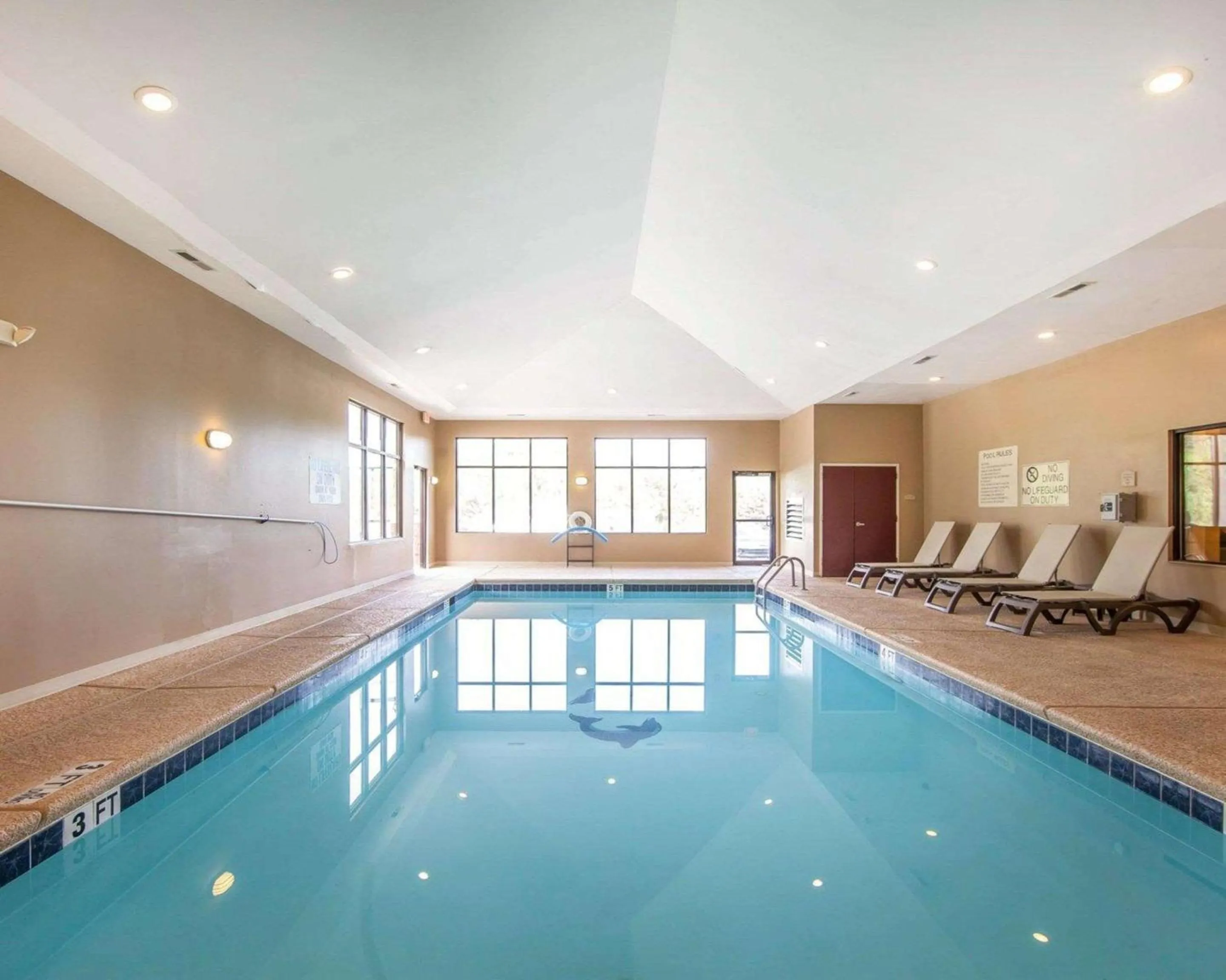 On site, Swimming Pool in Comfort Suites Rome