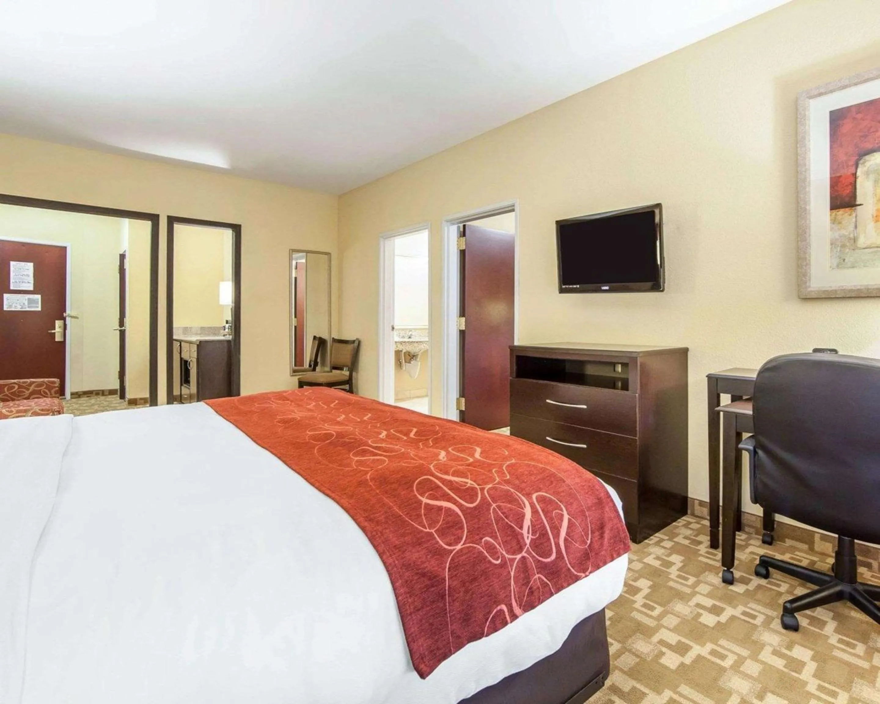 Photo of the whole room, TV/Entertainment Center in Comfort Suites Rome