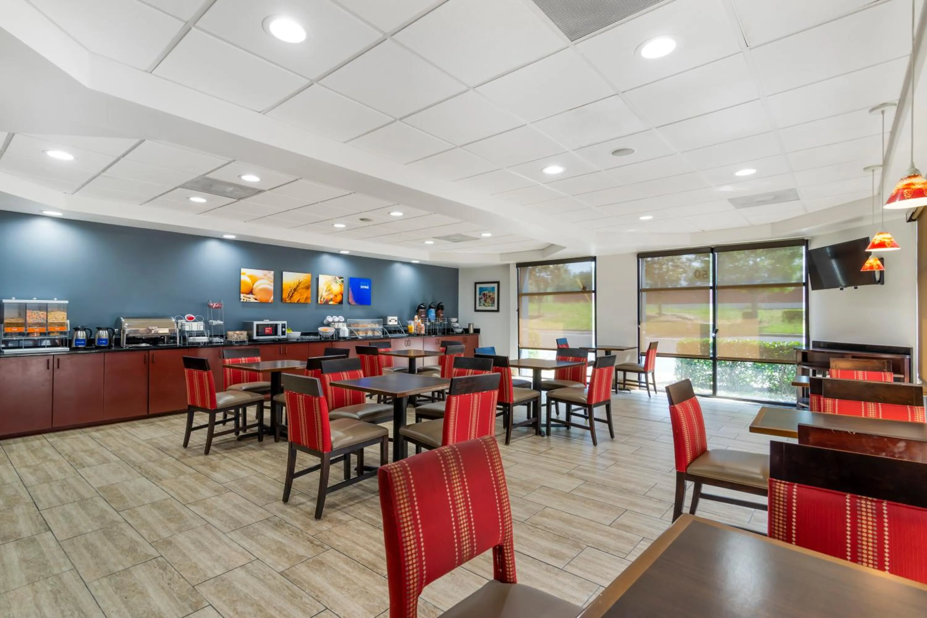 Seating area in Comfort Suites Atlanta Airport