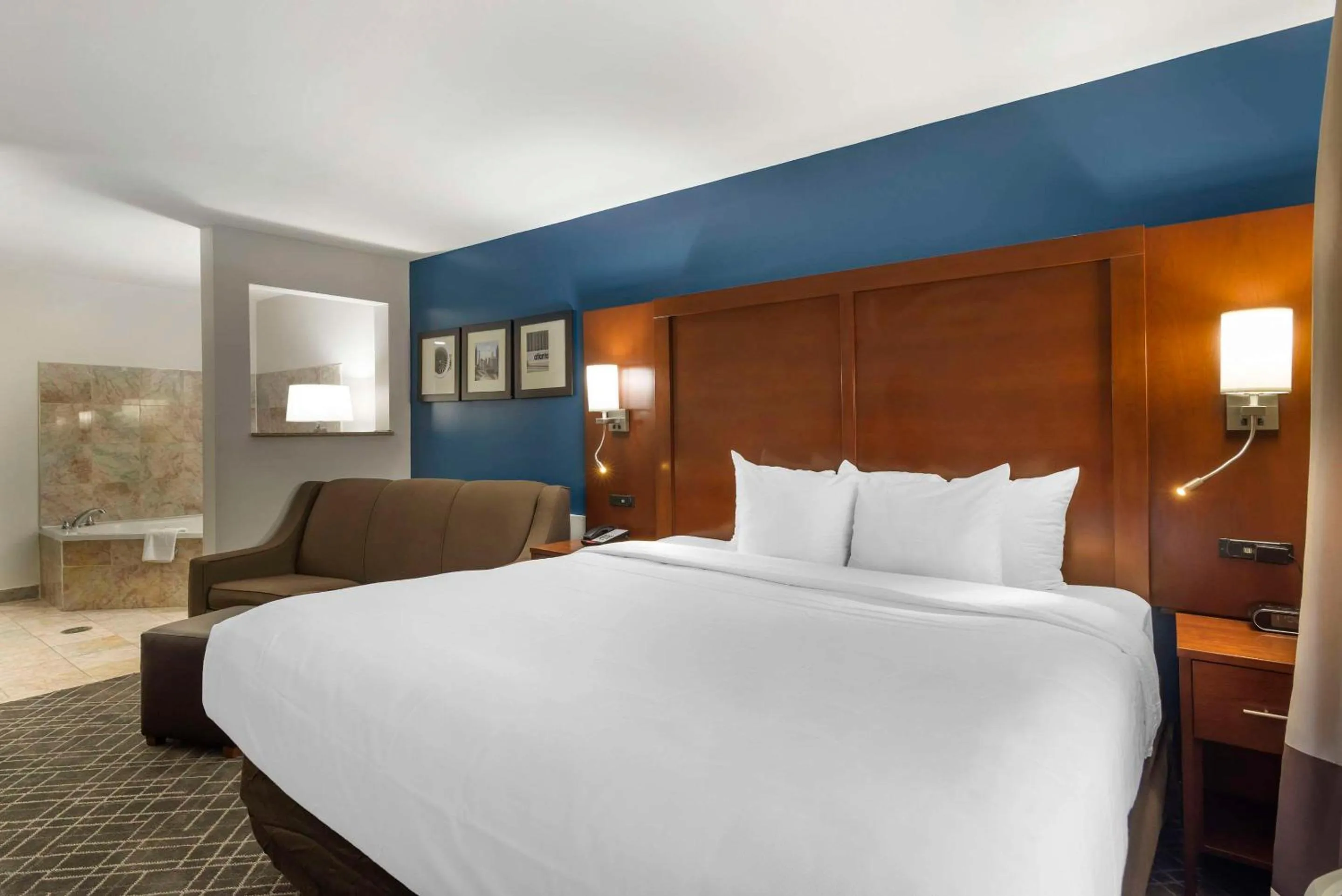 Bedroom, Bed in Comfort Suites Atlanta Airport