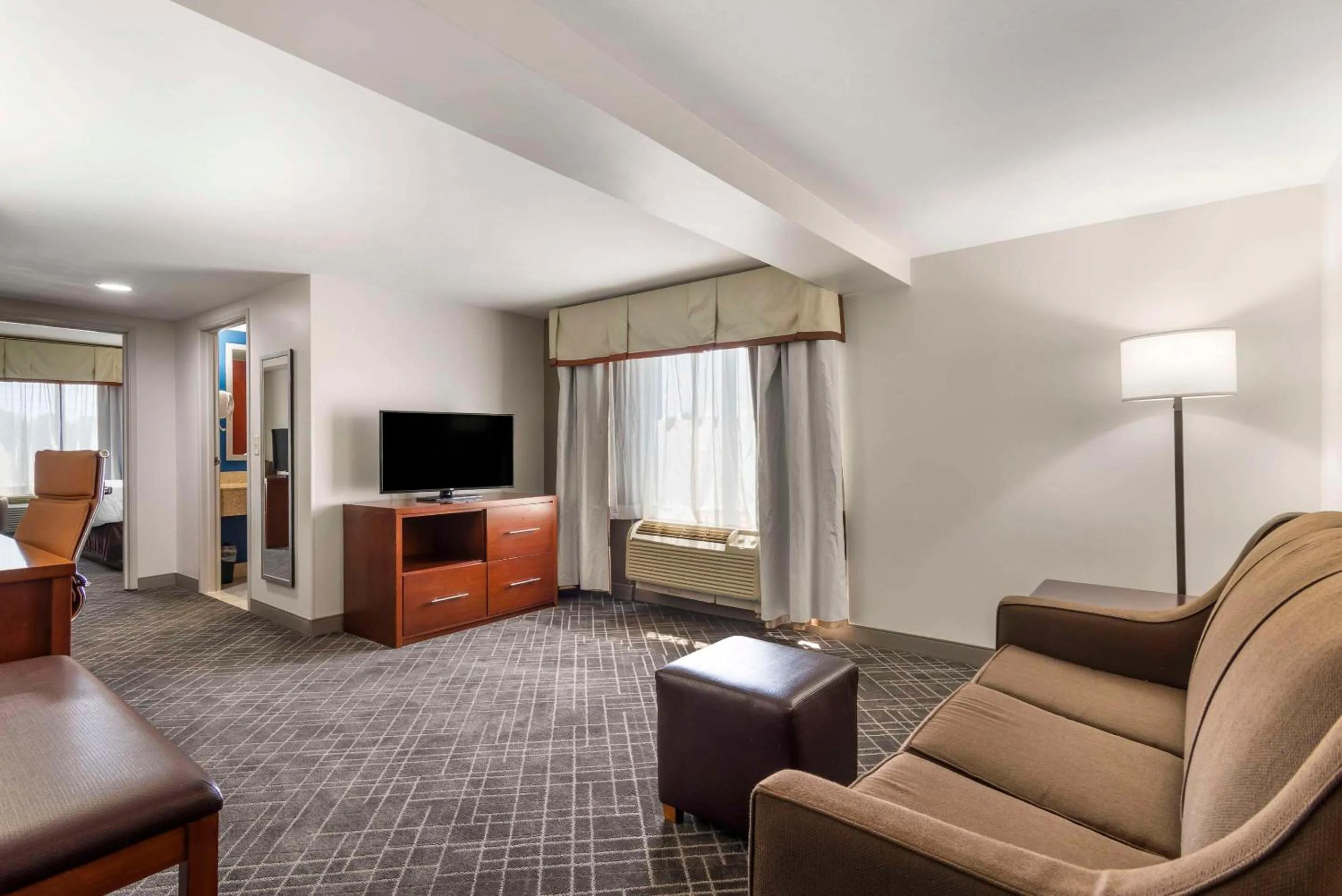 Bedroom in Comfort Suites Atlanta Airport