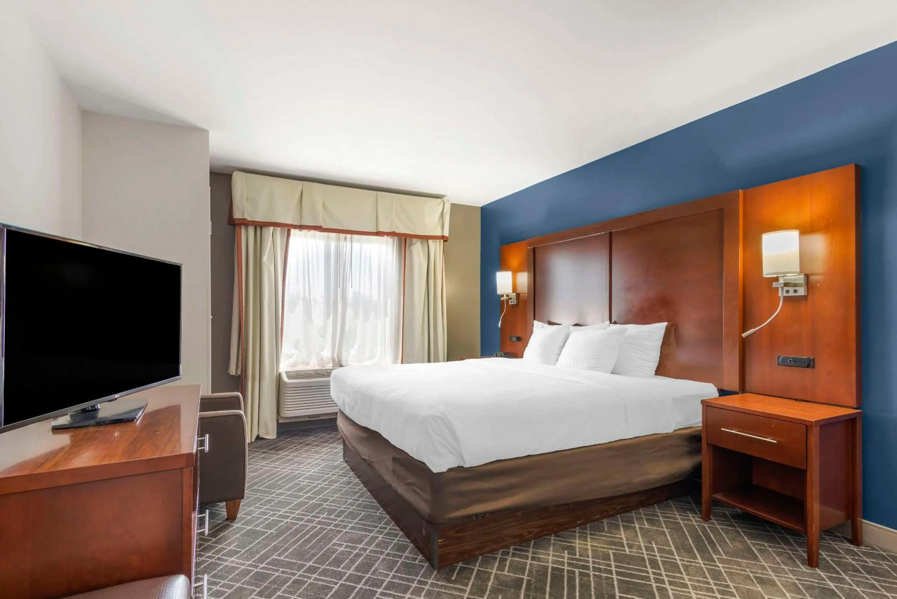 Bedroom, Bed in Comfort Suites Atlanta Airport