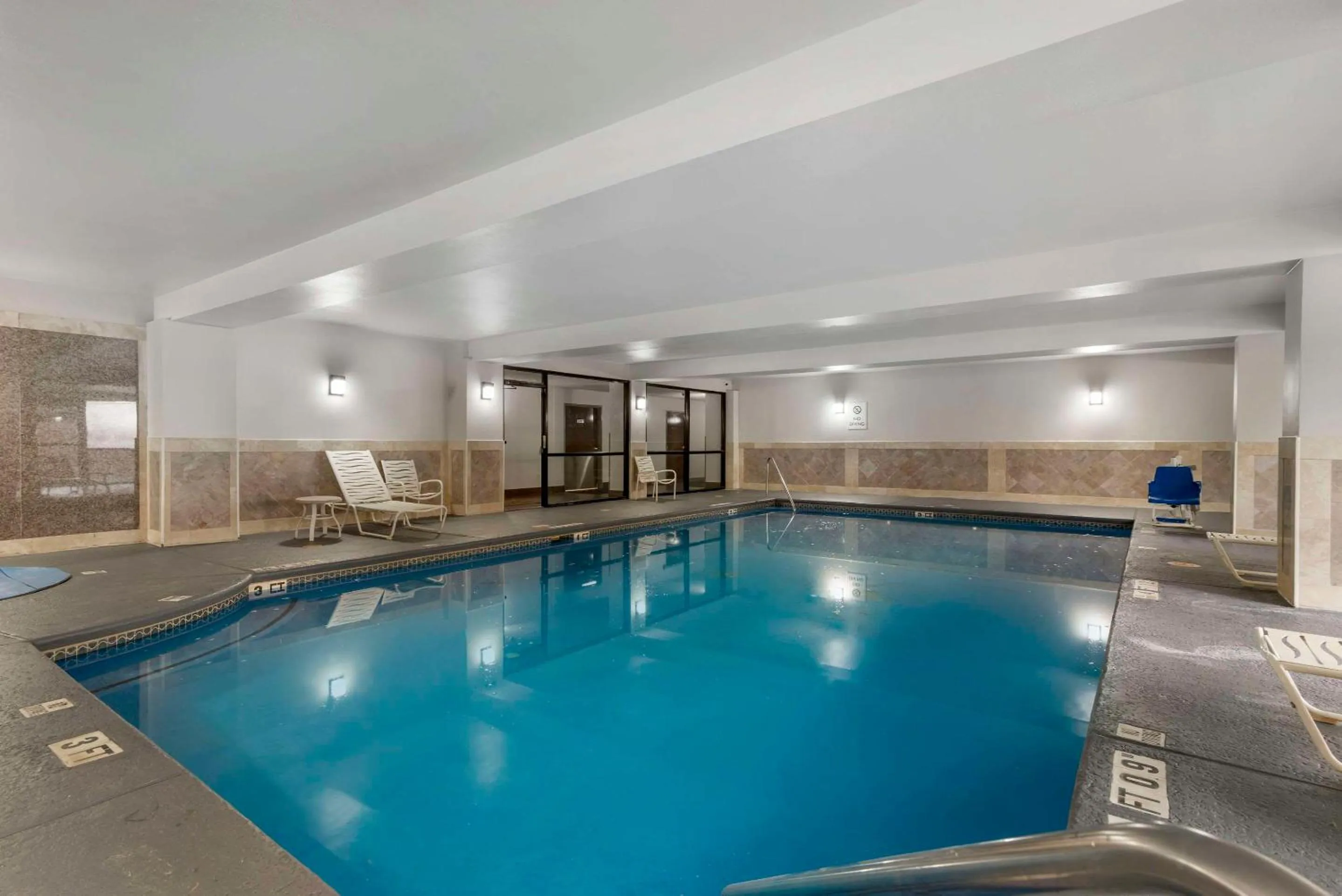Swimming pool in Comfort Suites Atlanta Airport