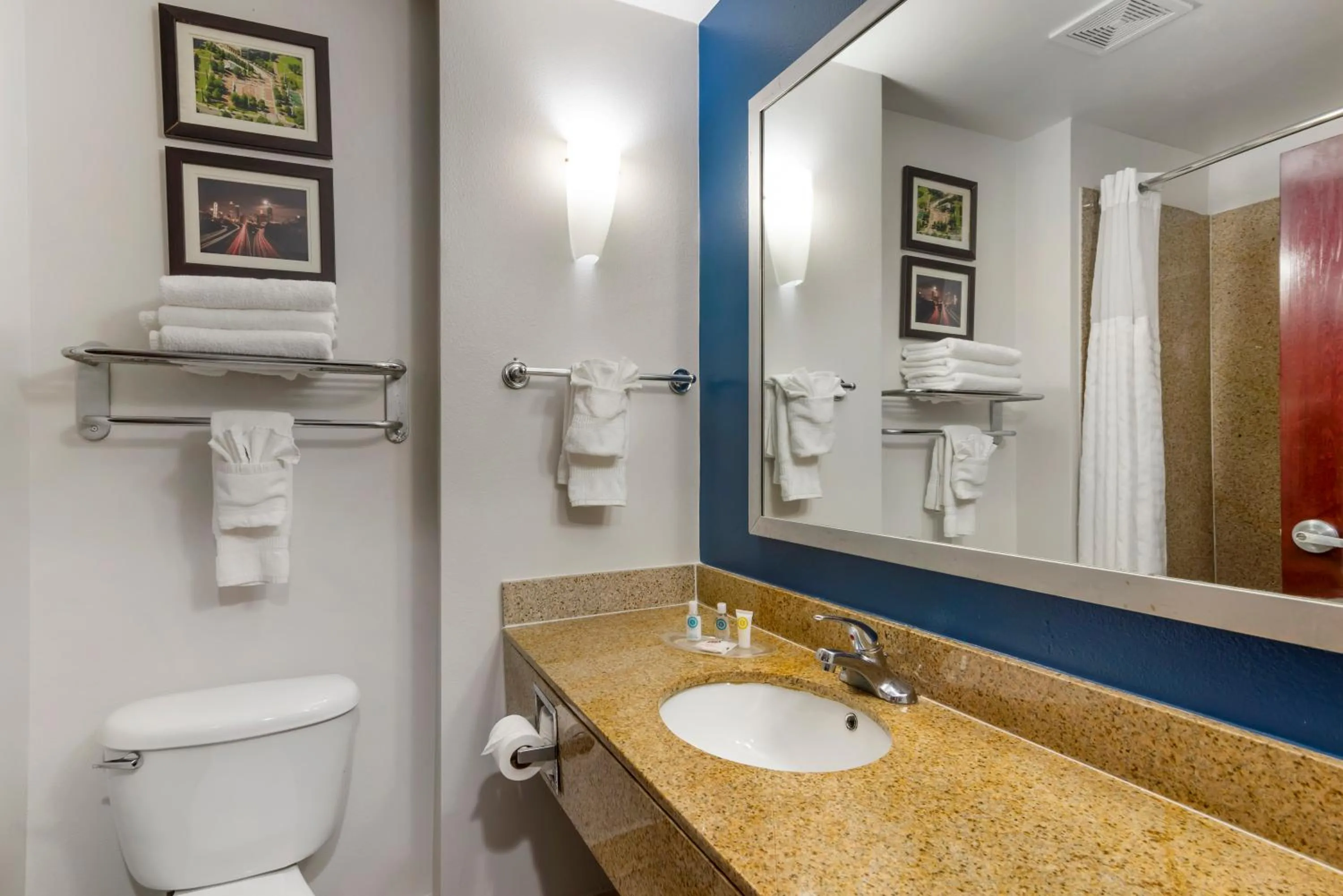 Bathroom in Comfort Suites Atlanta Airport