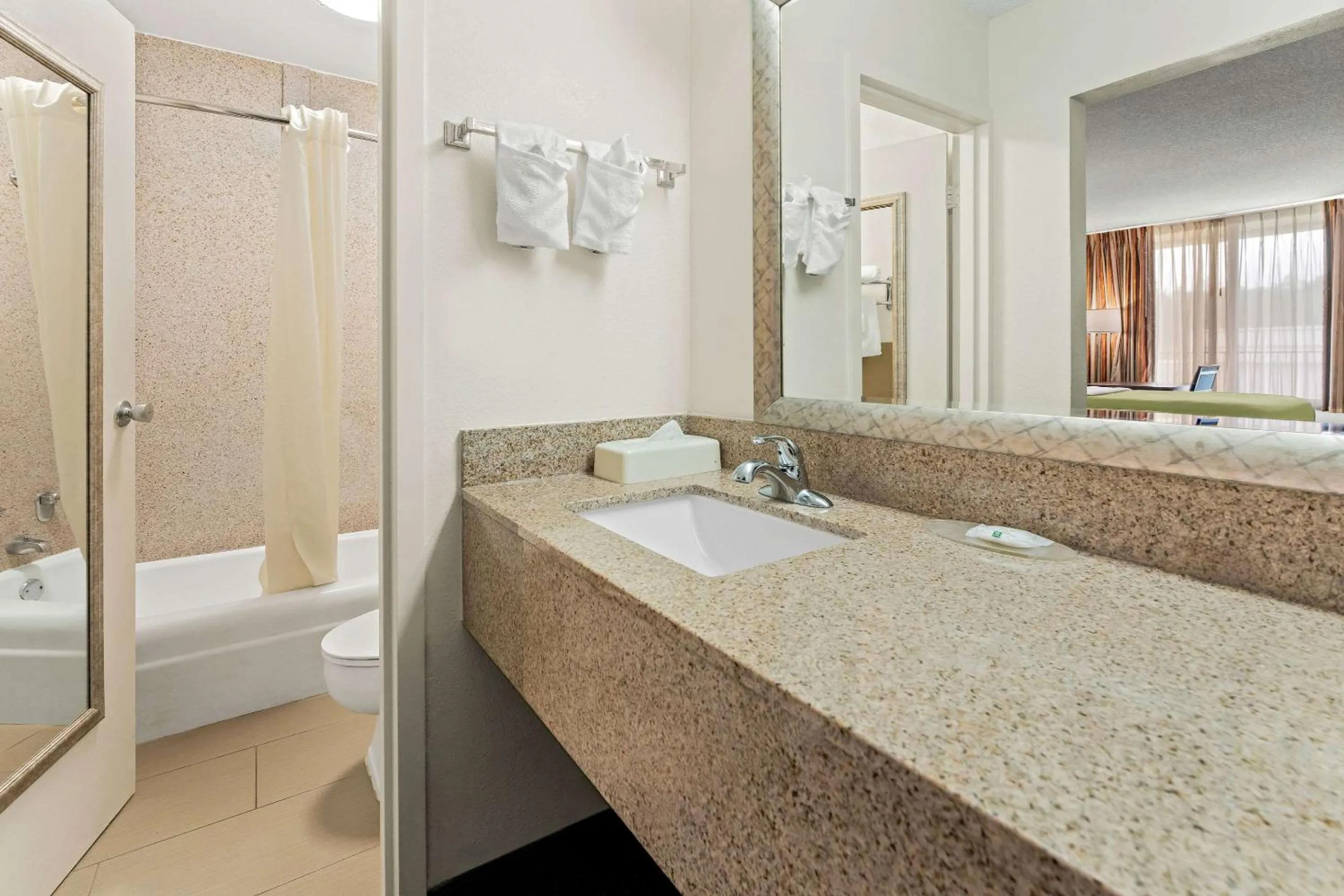 Bedroom in Quality Inn Americus