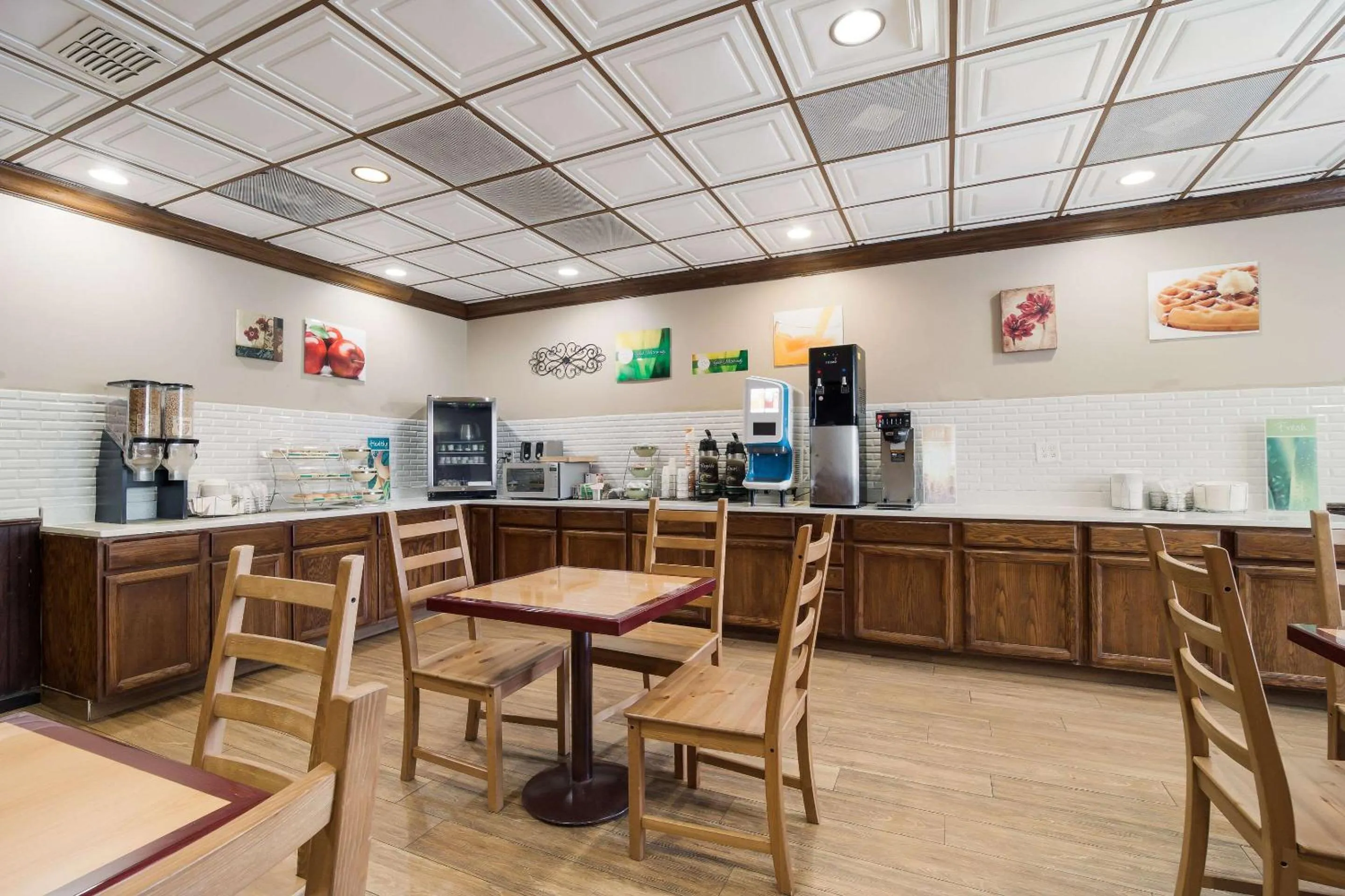 Restaurant/places to eat in Quality Inn & Suites Conference Center Statesboro Historic District