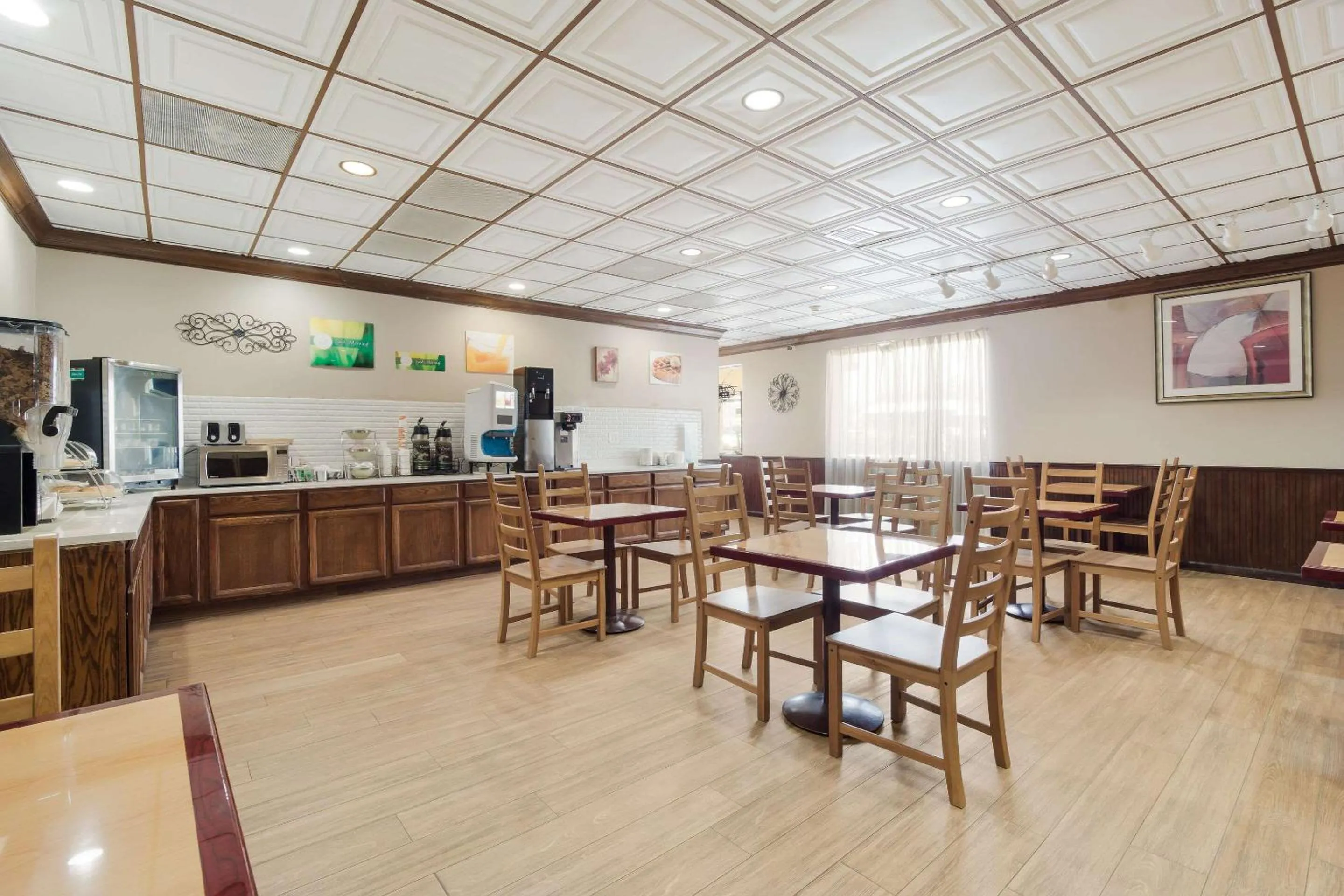 Restaurant/places to eat in Quality Inn & Suites Conference Center Statesboro Historic District