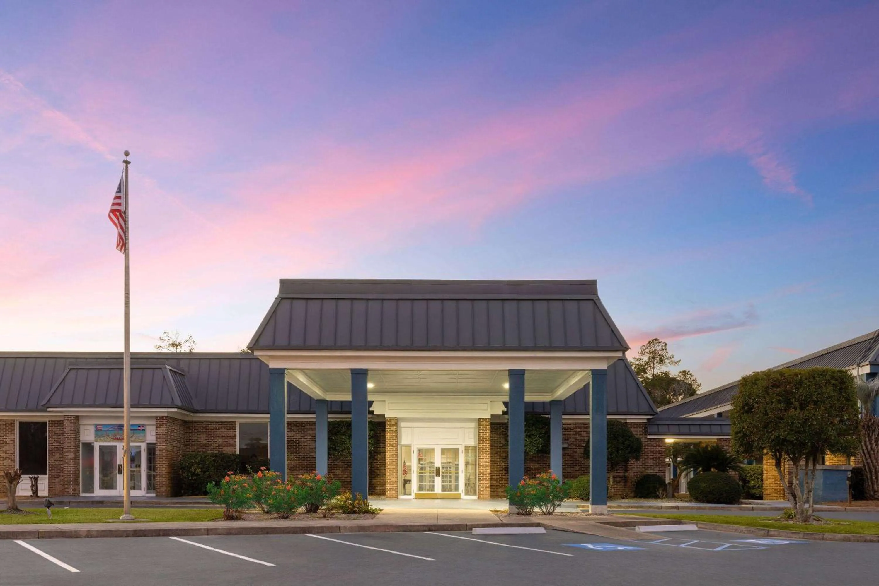 Property building in Days Inn by Wyndham Hinesville Near Fort Stewart, Newly Renovated, Free Hot Breakfast, Restaurant and Bar