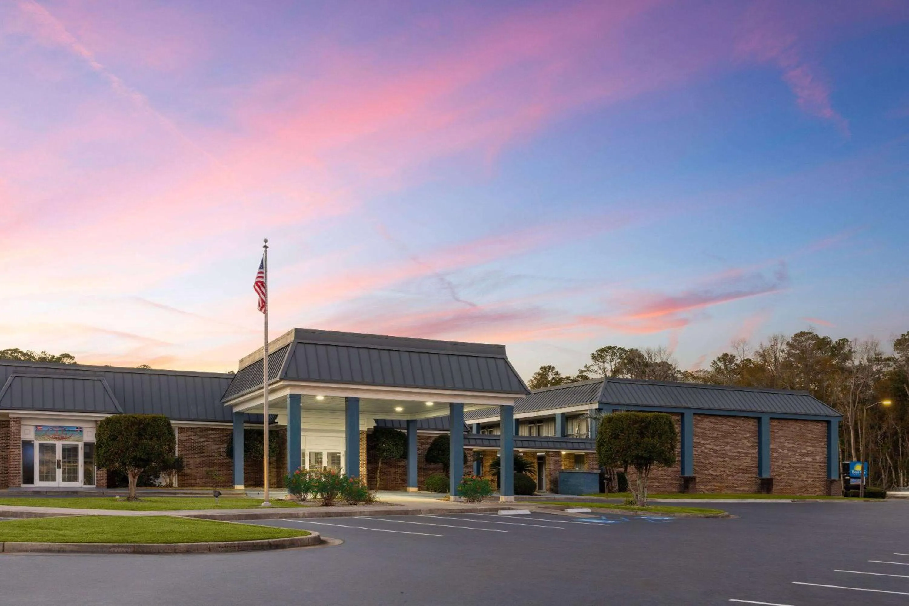 Days Inn by Wyndham Hinesville Near Fort Stewart, Newly Renovated, Free Hot Breakfast, Restaurant and Bar