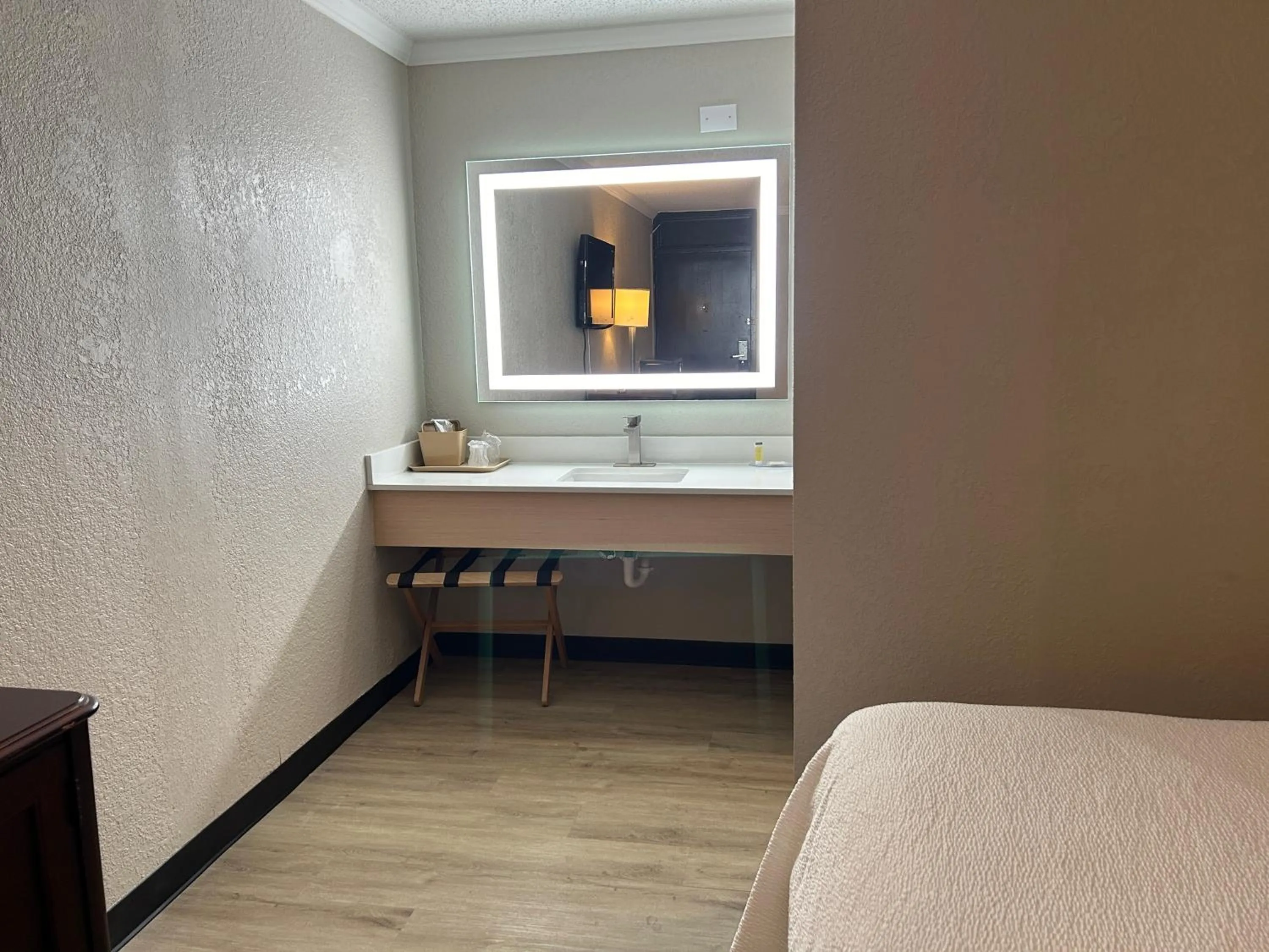 Bathroom, Bed in Econo Lodge Hinesville